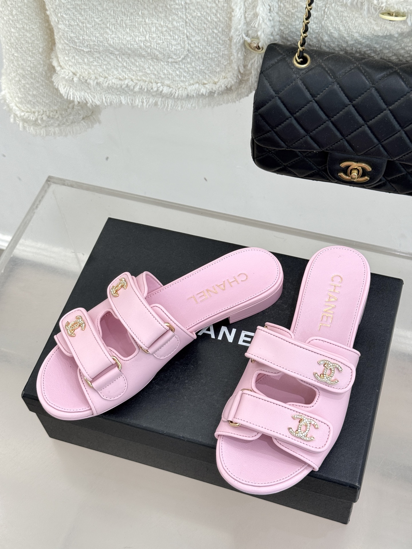 CHANE*｜小香26C双C书包扣魔术贴拖鞋当26C系列将经典基因揉进日常松弛感这双拖鞋便成了法式优雅的