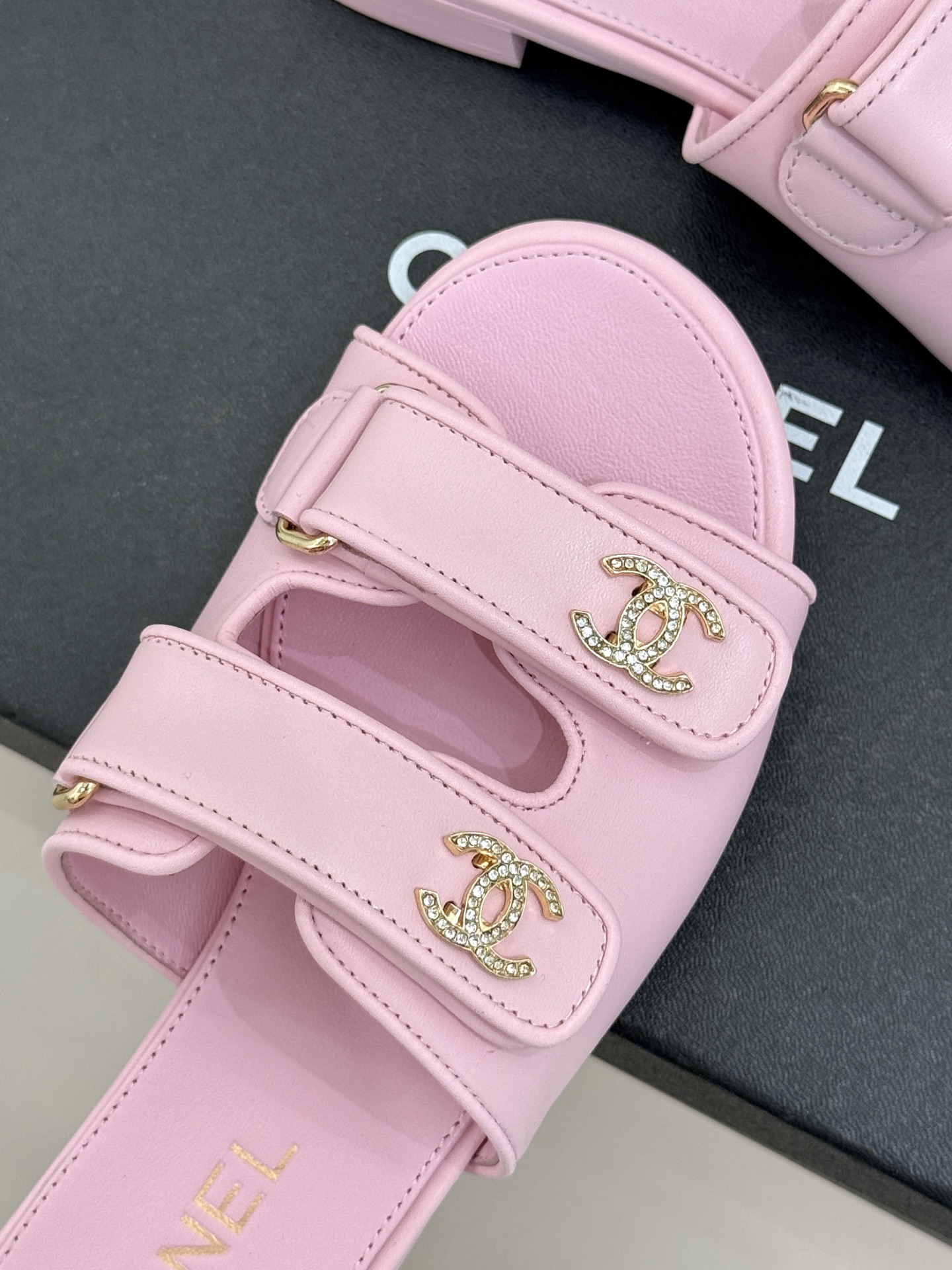 CHANE*｜小香26C双C书包扣魔术贴拖鞋当26C系列将经典基因揉进日常松弛感这双拖鞋便成了法式优雅的