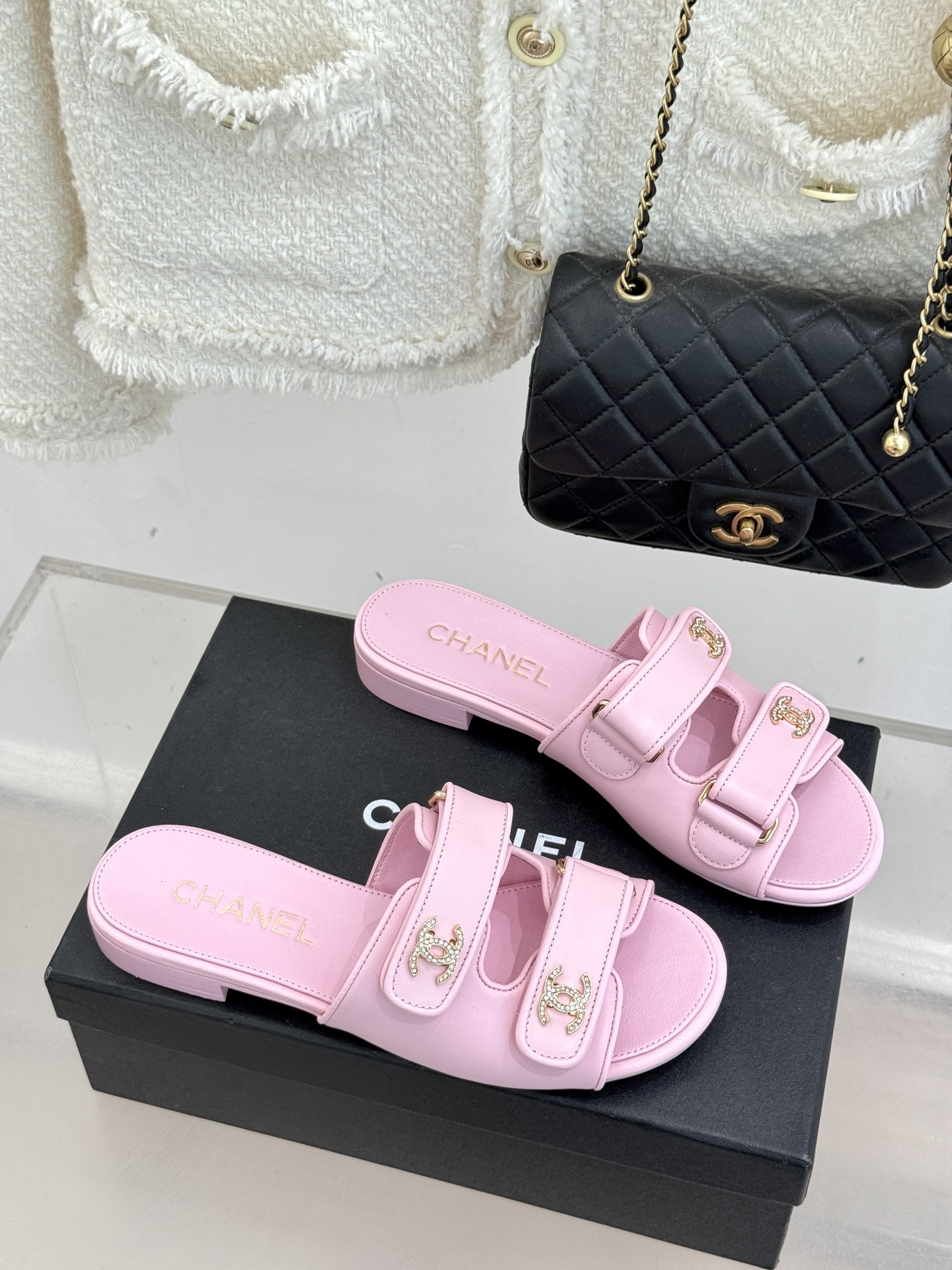 CHANE*｜小香26C双C书包扣魔术贴拖鞋当26C系列将经典基因揉进日常松弛感这双拖鞋便成了法式优雅的