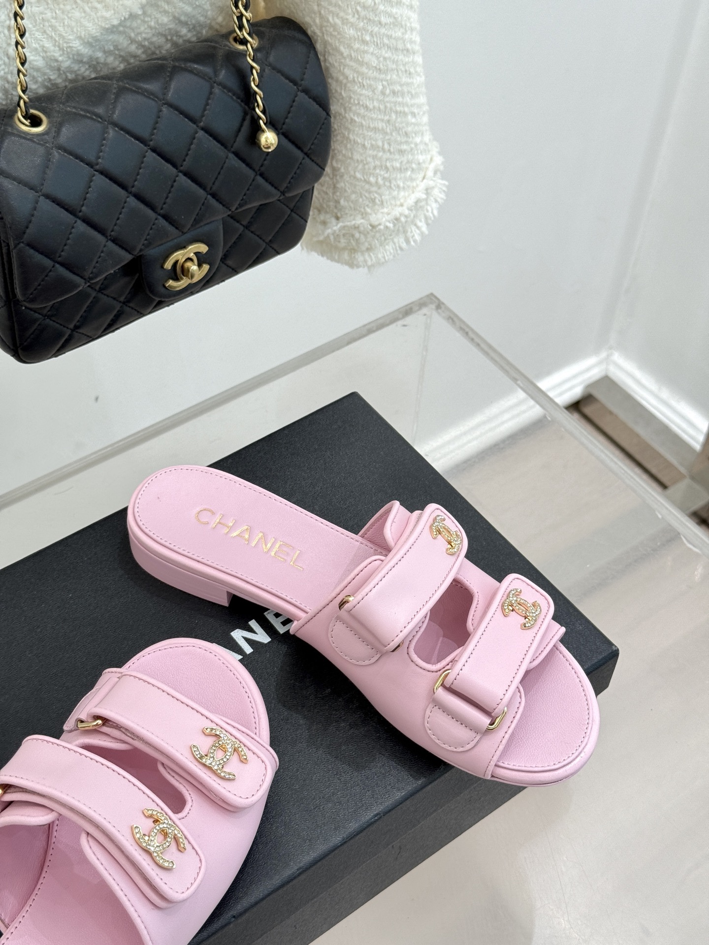 CHANE*｜小香26C双C书包扣魔术贴拖鞋当26C系列将经典基因揉进日常松弛感这双拖鞋便成了法式优雅的