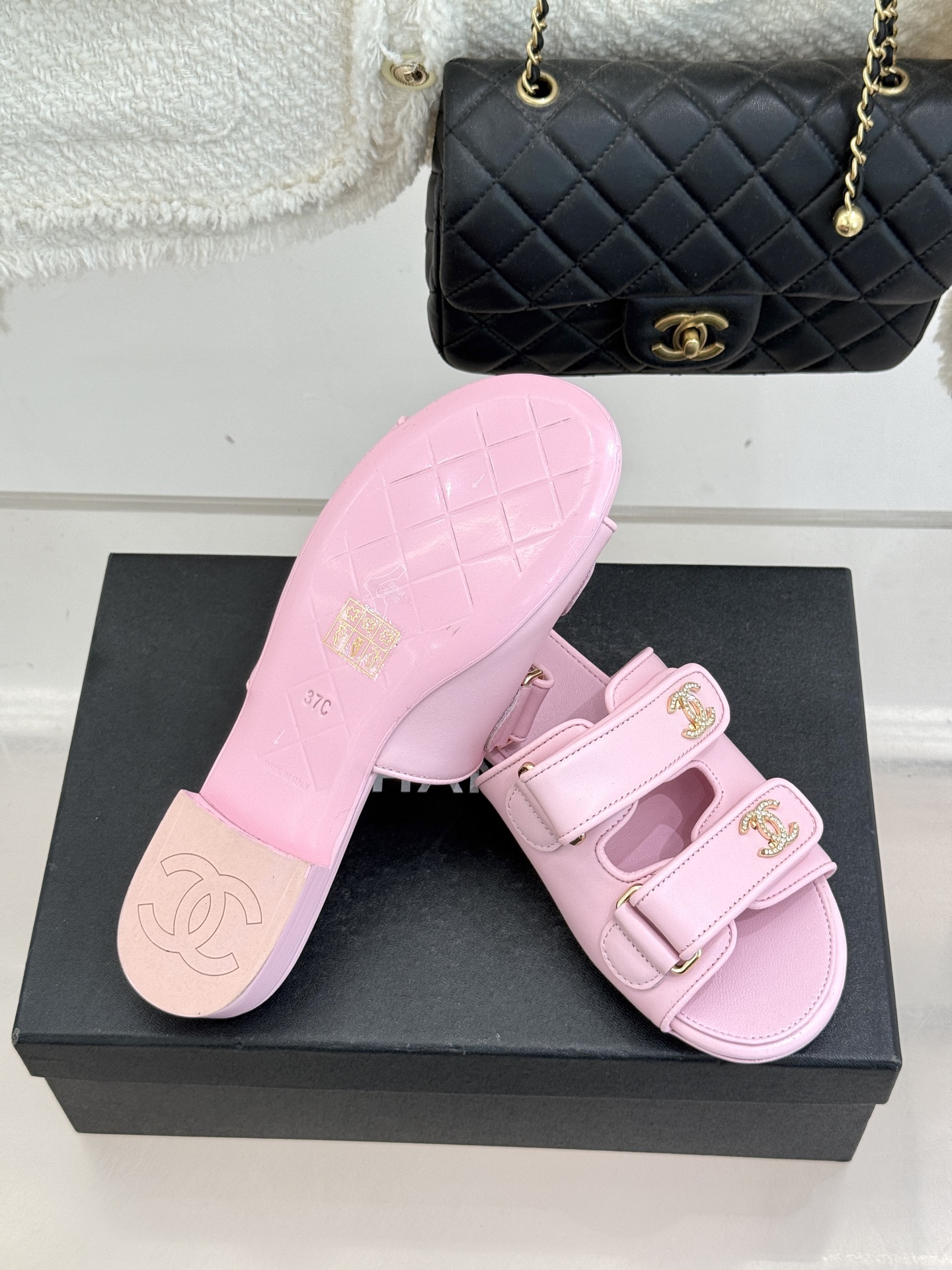 CHANE*｜小香26C双C书包扣魔术贴拖鞋当26C系列将经典基因揉进日常松弛感这双拖鞋便成了法式优雅的