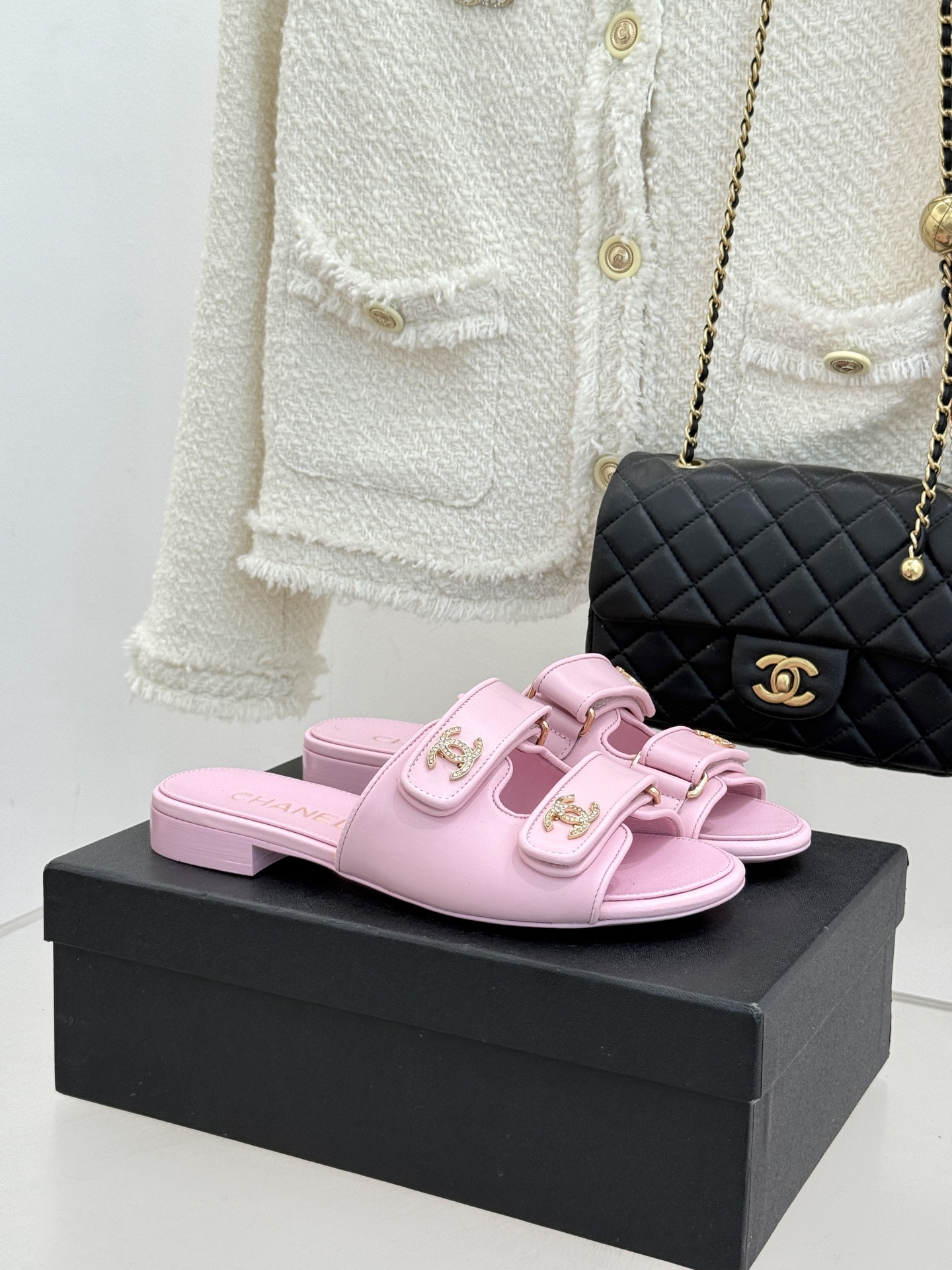 CHANE*｜小香26C双C书包扣魔术贴拖鞋当26C系列将经典基因揉进日常松弛感这双拖鞋便成了法式优雅的