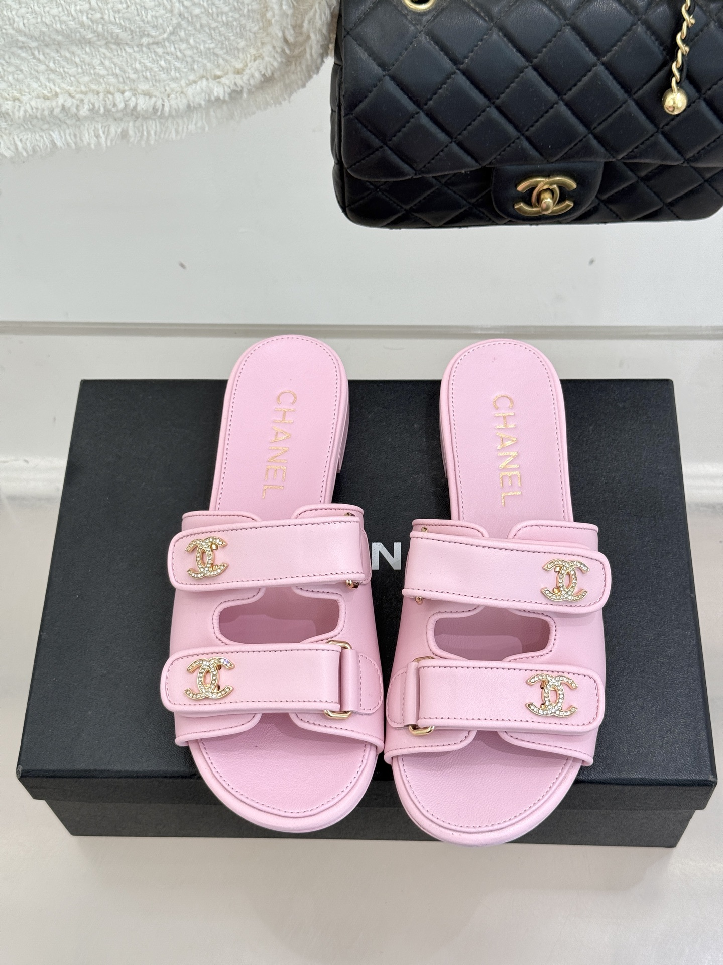 CHANE*｜小香26C双C书包扣魔术贴拖鞋当26C系列将经典基因揉进日常松弛感这双拖鞋便成了法式优雅的