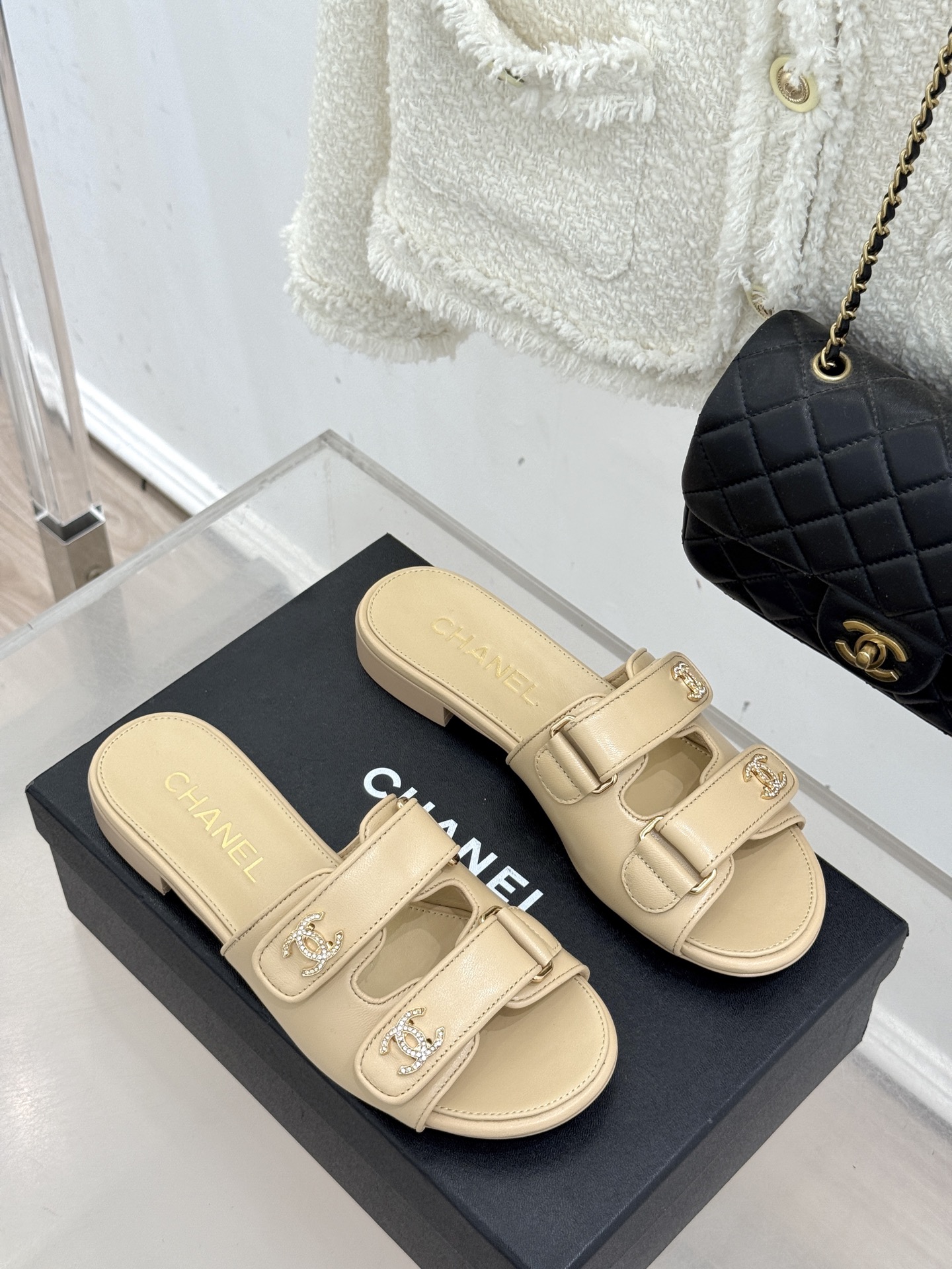 CHANE*｜小香26C双C书包扣魔术贴拖鞋当26C系列将经典基因揉进日常松弛感这双拖鞋便成了法式优雅的