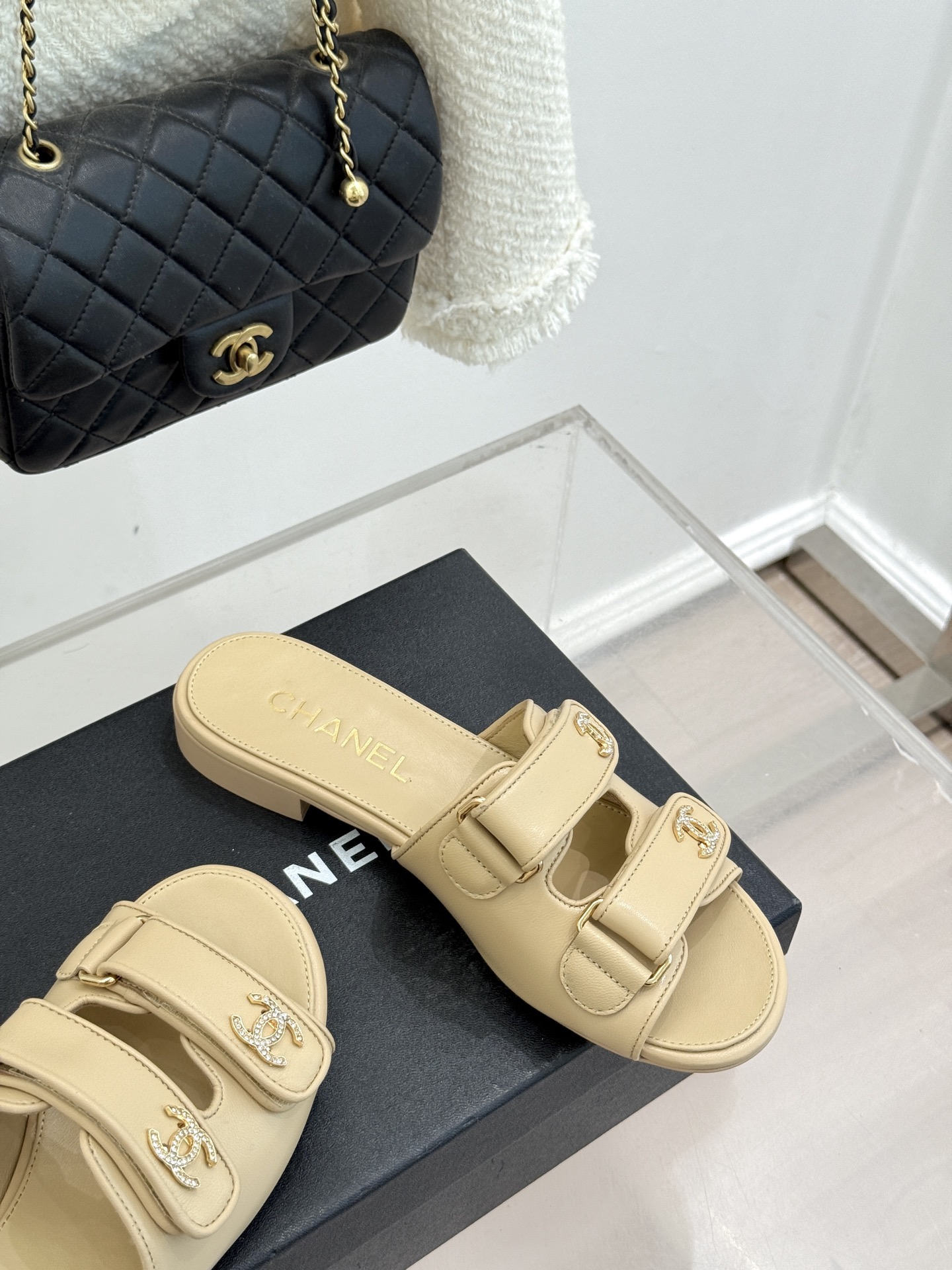 CHANE*｜小香26C双C书包扣魔术贴拖鞋当26C系列将经典基因揉进日常松弛感这双拖鞋便成了法式优雅的