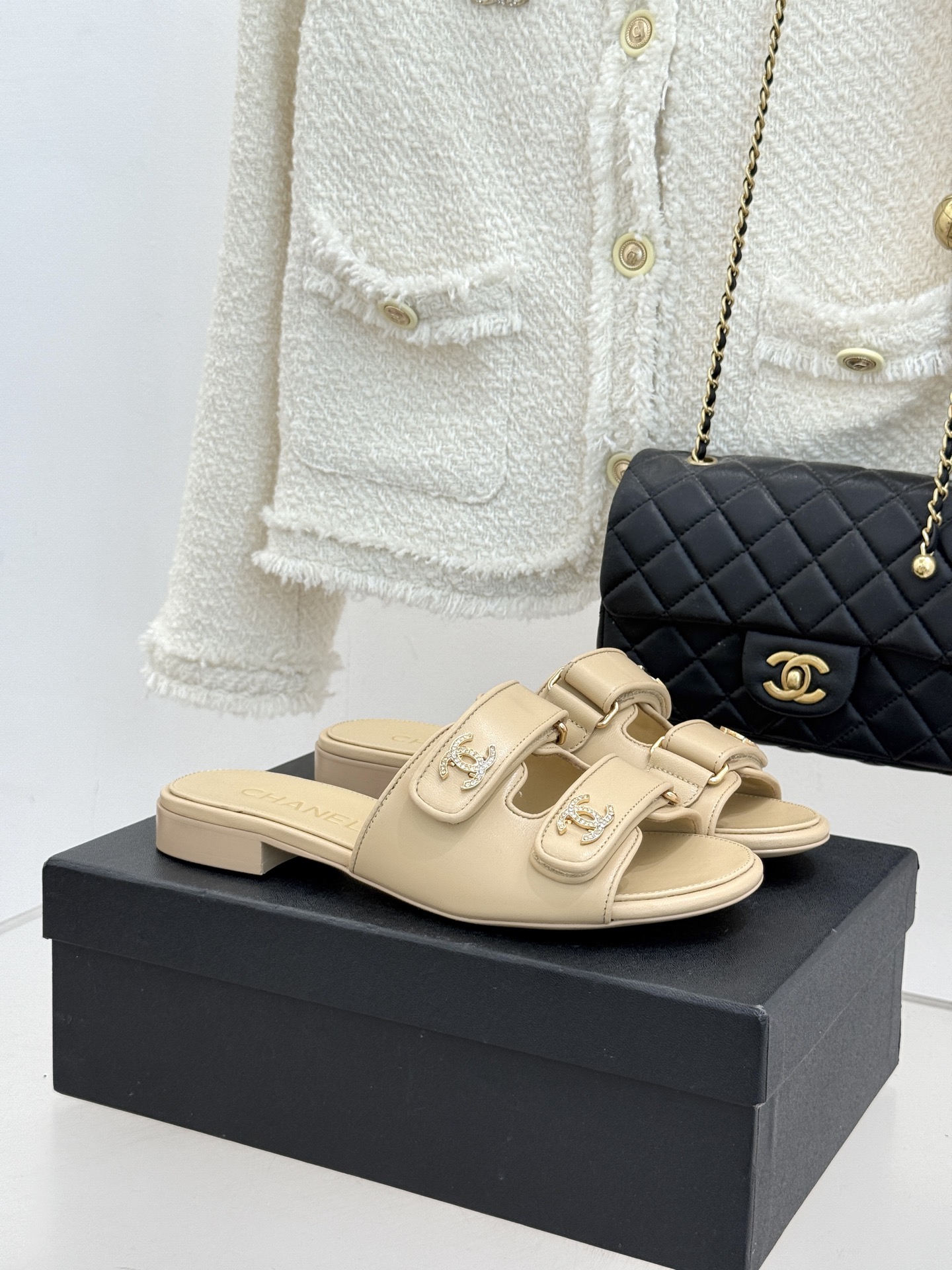 CHANE*｜小香26C双C书包扣魔术贴拖鞋当26C系列将经典基因揉进日常松弛感这双拖鞋便成了法式优雅的