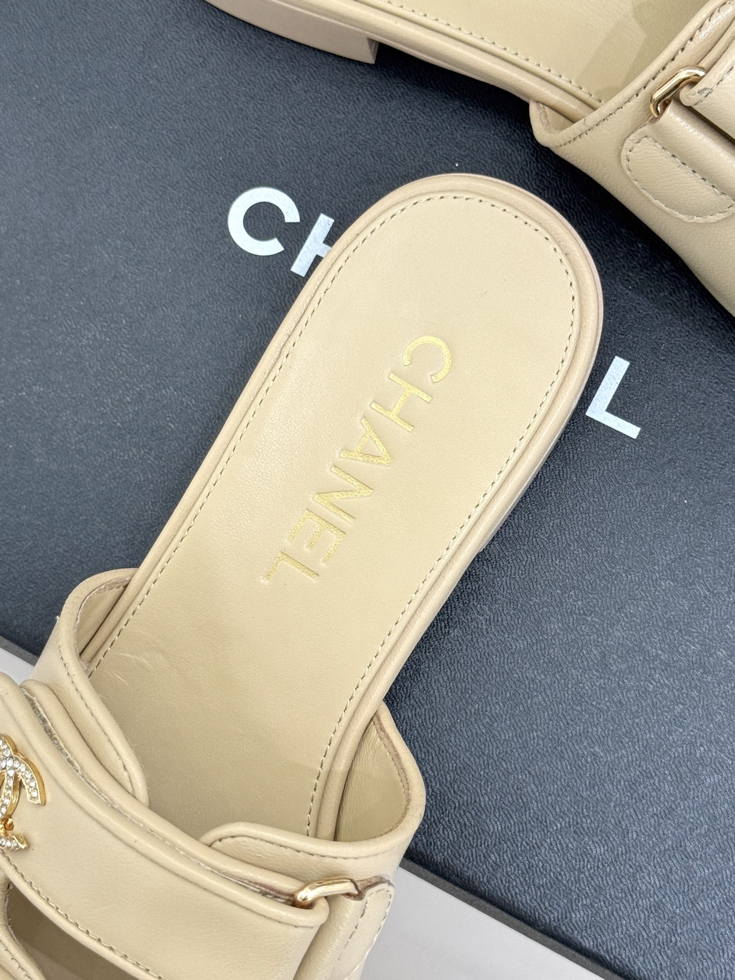 CHANE*｜小香26C双C书包扣魔术贴拖鞋当26C系列将经典基因揉进日常松弛感这双拖鞋便成了法式优雅的