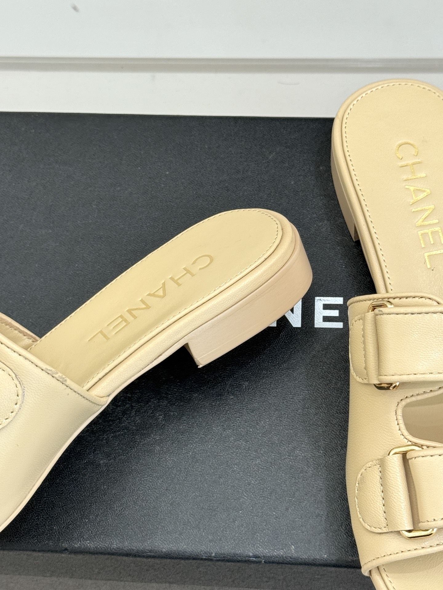 CHANE*｜小香26C双C书包扣魔术贴拖鞋当26C系列将经典基因揉进日常松弛感这双拖鞋便成了法式优雅的