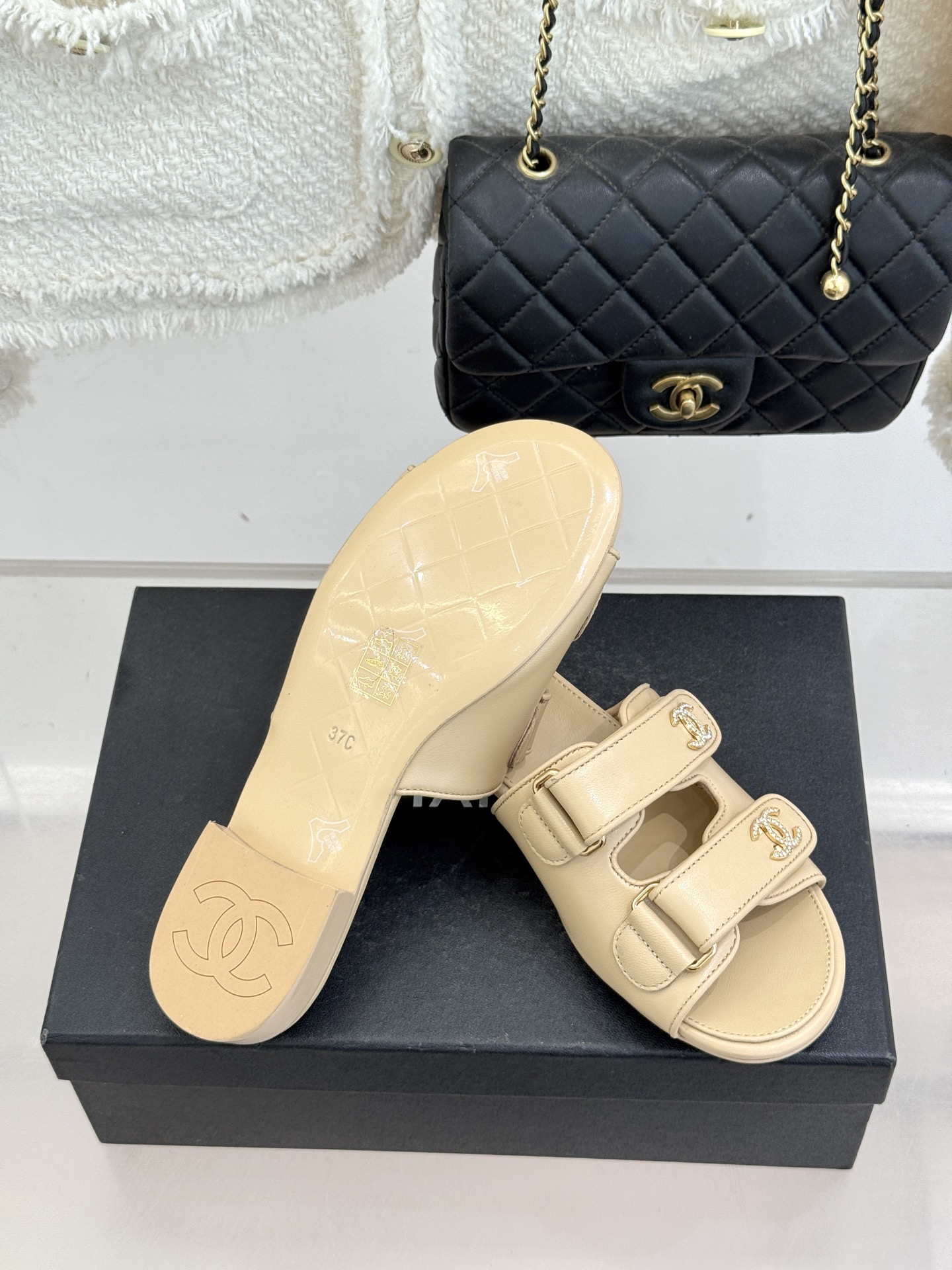 CHANE*｜小香26C双C书包扣魔术贴拖鞋当26C系列将经典基因揉进日常松弛感这双拖鞋便成了法式优雅的