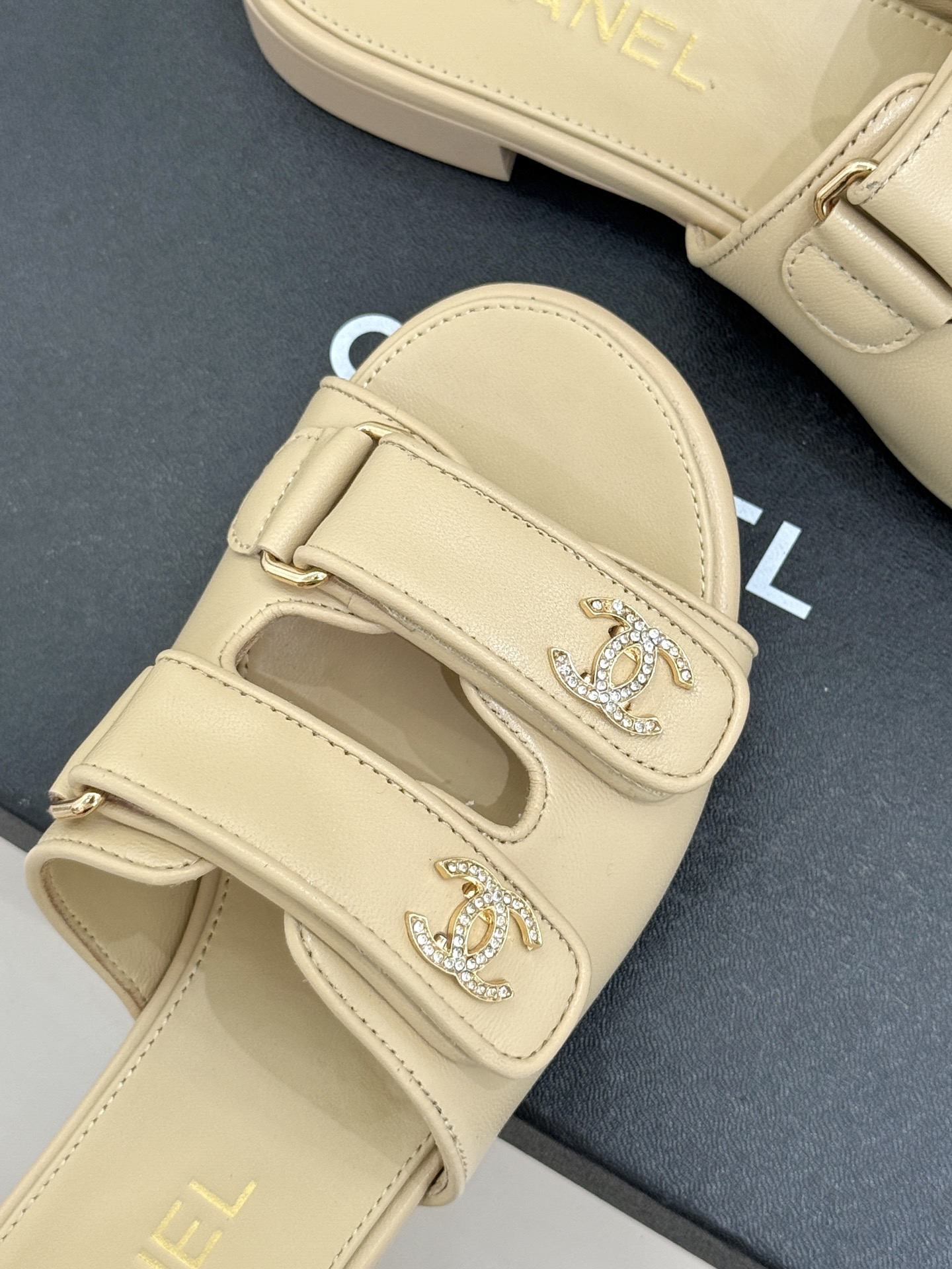 CHANE*｜小香26C双C书包扣魔术贴拖鞋当26C系列将经典基因揉进日常松弛感这双拖鞋便成了法式优雅的