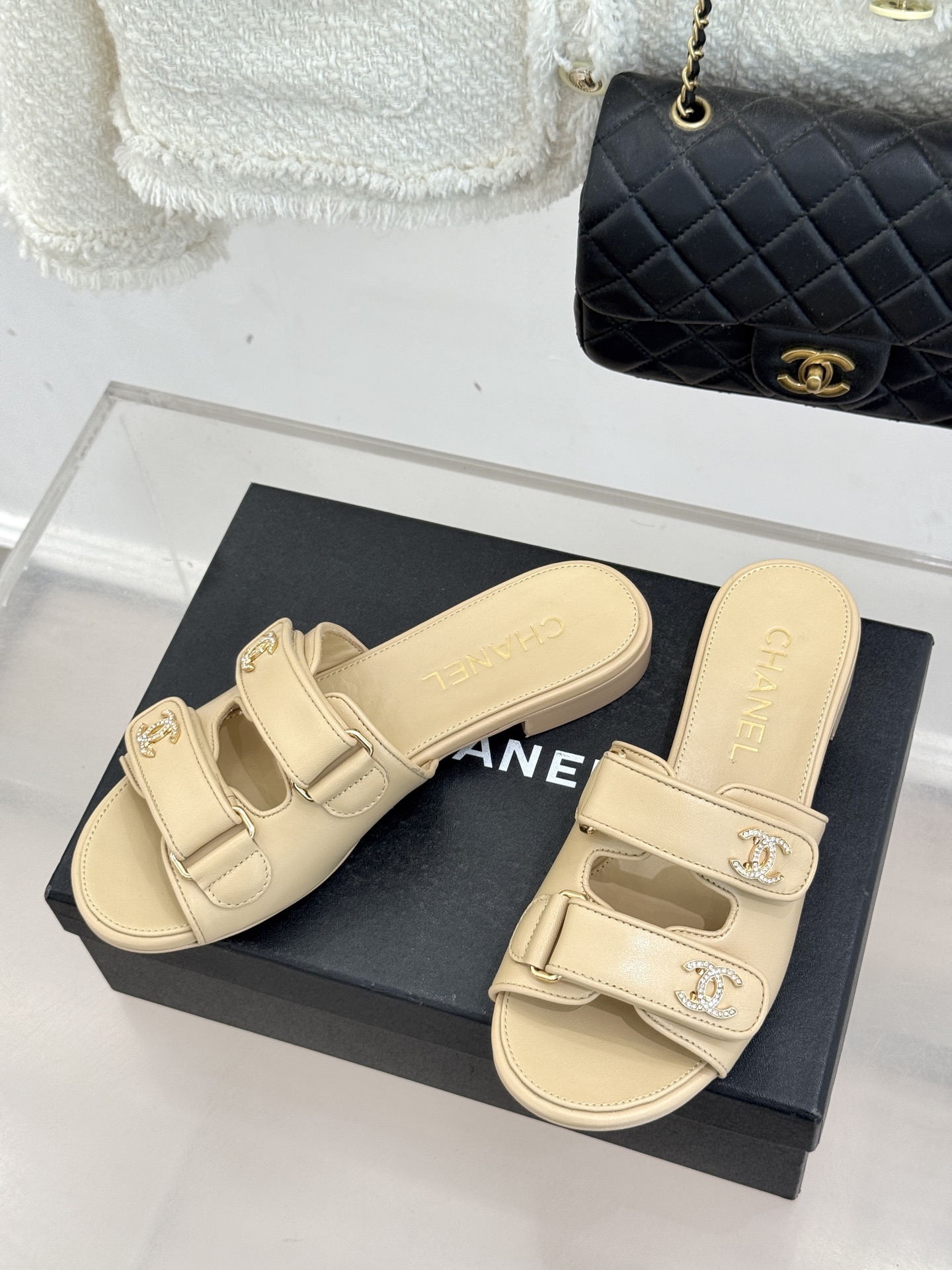 CHANE*｜小香26C双C书包扣魔术贴拖鞋当26C系列将经典基因揉进日常松弛感这双拖鞋便成了法式优雅的