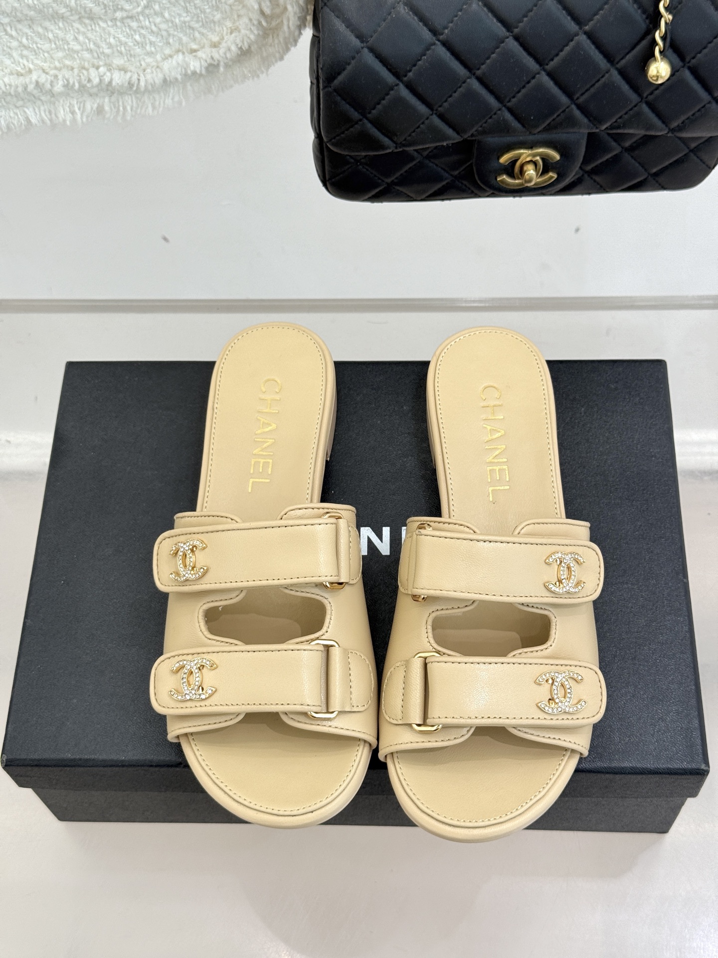 CHANE*｜小香26C双C书包扣魔术贴拖鞋当26C系列将经典基因揉进日常松弛感这双拖鞋便成了法式优雅的