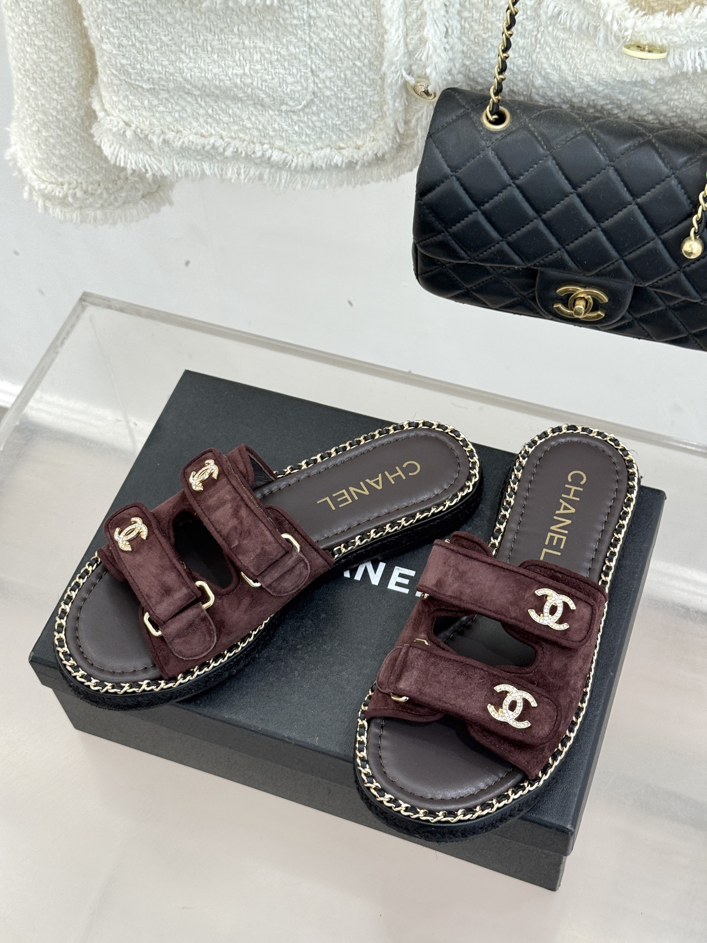 CHANE*｜小香26C双C书包扣魔术贴拖鞋当26C系列将经典基因揉进日常松弛感这双拖鞋便成了法式优雅的