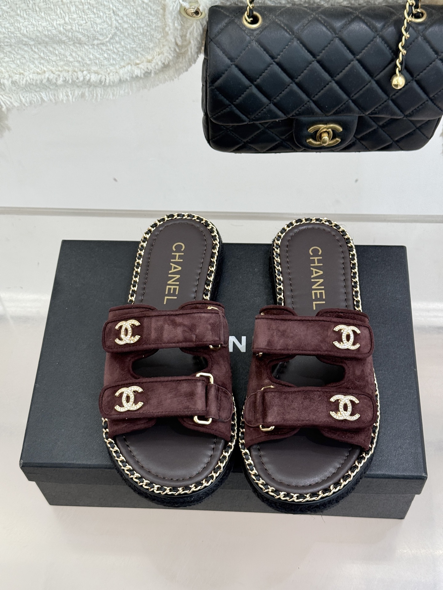 CHANE*｜小香26C双C书包扣魔术贴拖鞋当26C系列将经典基因揉进日常松弛感这双拖鞋便成了法式优雅的