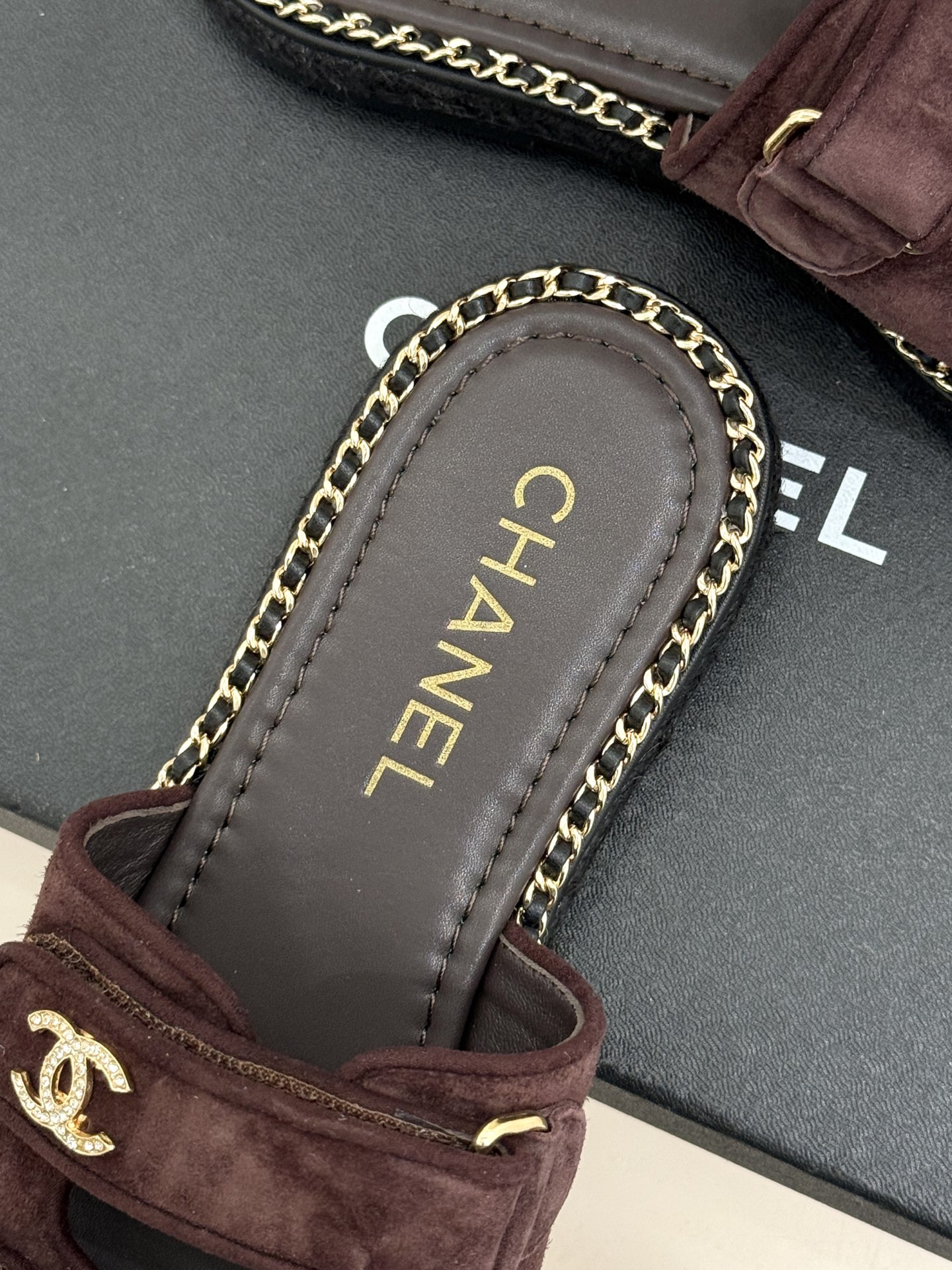 CHANE*｜小香26C双C书包扣魔术贴拖鞋当26C系列将经典基因揉进日常松弛感这双拖鞋便成了法式优雅的