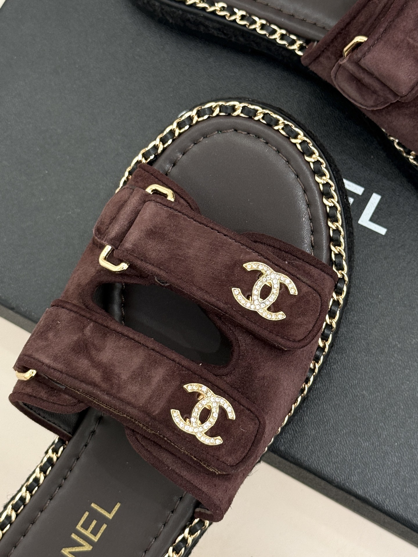 CHANE*｜小香26C双C书包扣魔术贴拖鞋当26C系列将经典基因揉进日常松弛感这双拖鞋便成了法式优雅的