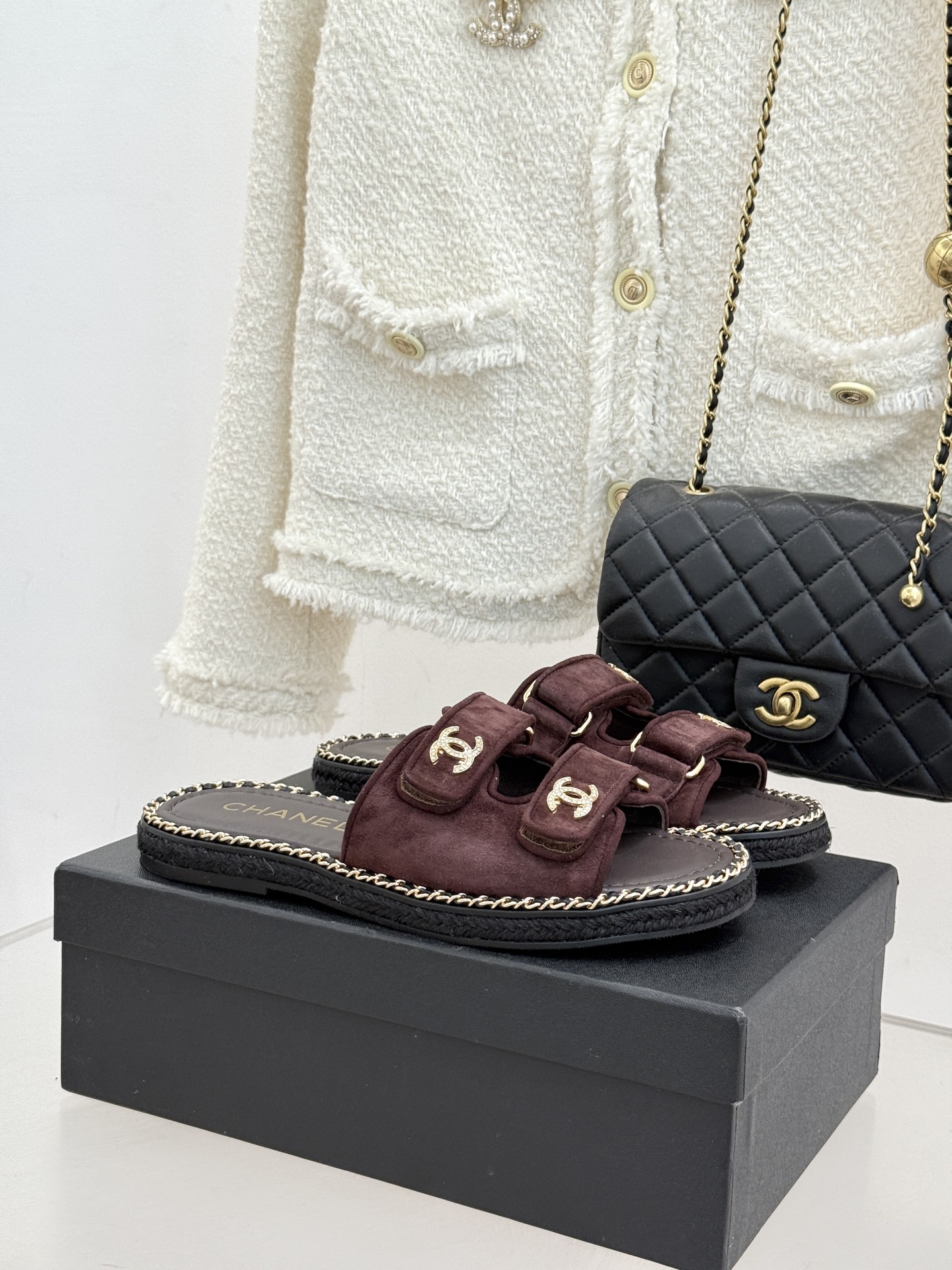 CHANE*｜小香26C双C书包扣魔术贴拖鞋当26C系列将经典基因揉进日常松弛感这双拖鞋便成了法式优雅的