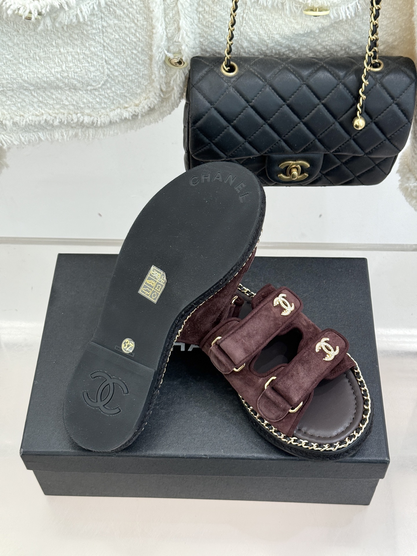 CHANE*｜小香26C双C书包扣魔术贴拖鞋当26C系列将经典基因揉进日常松弛感这双拖鞋便成了法式优雅的