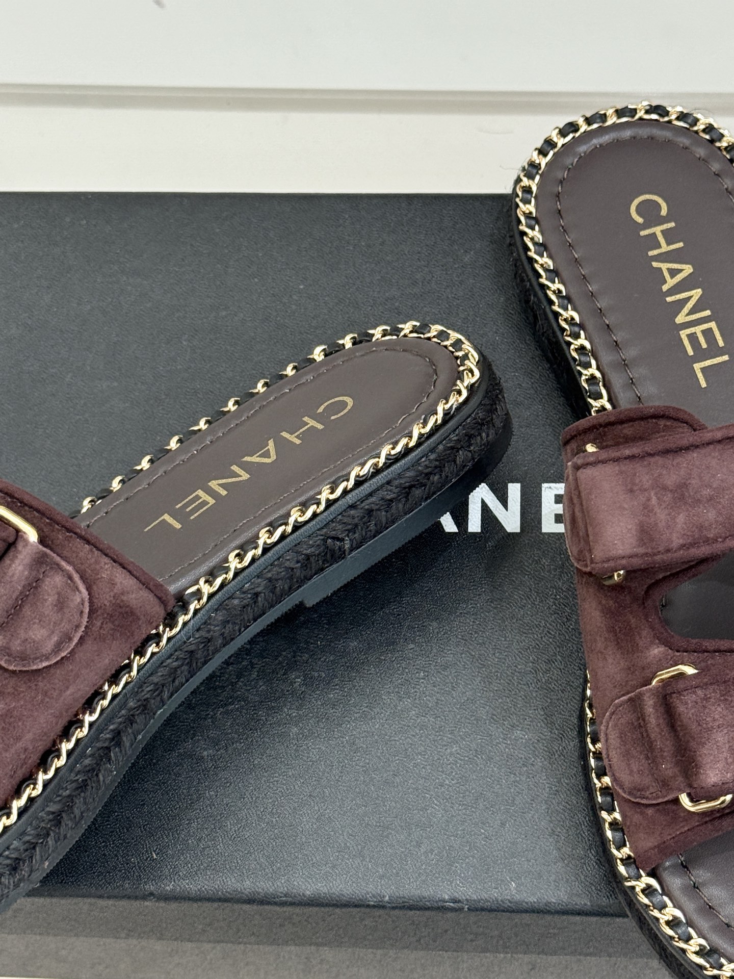 CHANE*｜小香26C双C书包扣魔术贴拖鞋当26C系列将经典基因揉进日常松弛感这双拖鞋便成了法式优雅的