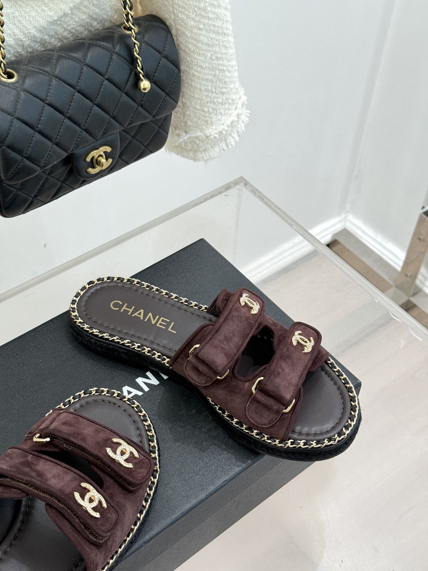 CHANE*｜小香26C双C书包扣魔术贴拖鞋当26C系列将经典基因揉进日常松弛感这双拖鞋便成了法式优雅的