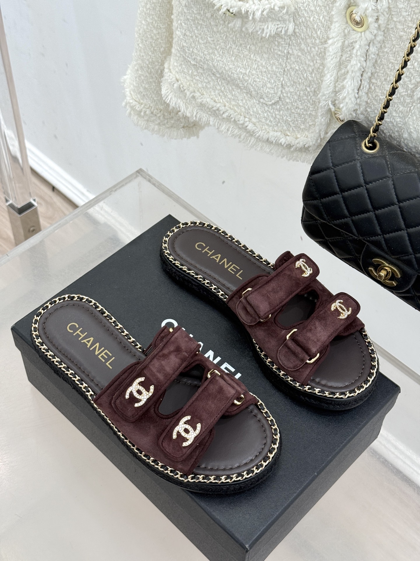 CHANE*｜小香26C双C书包扣魔术贴拖鞋当26C系列将经典基因揉进日常松弛感这双拖鞋便成了法式优雅的