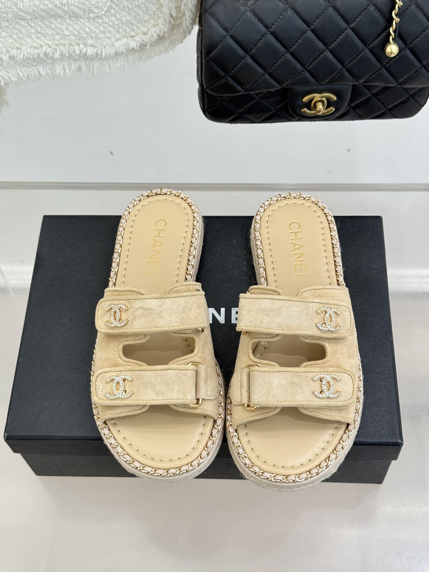 CHANE*｜小香26C双C书包扣魔术贴拖鞋当26C系列将经典基因揉进日常松弛感这双拖鞋便成了法式优雅的