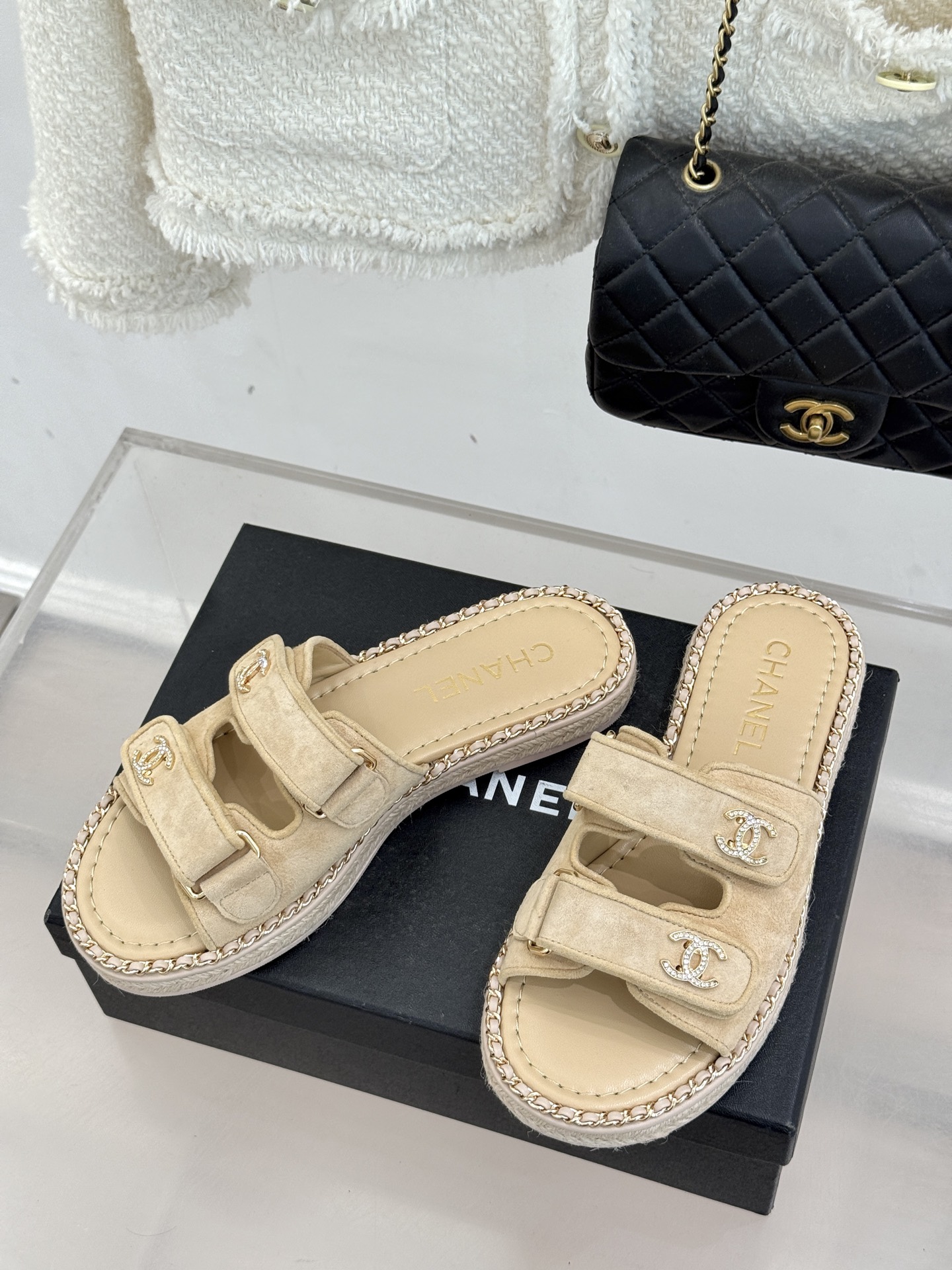 CHANE*｜小香26C双C书包扣魔术贴拖鞋当26C系列将经典基因揉进日常松弛感这双拖鞋便成了法式优雅的