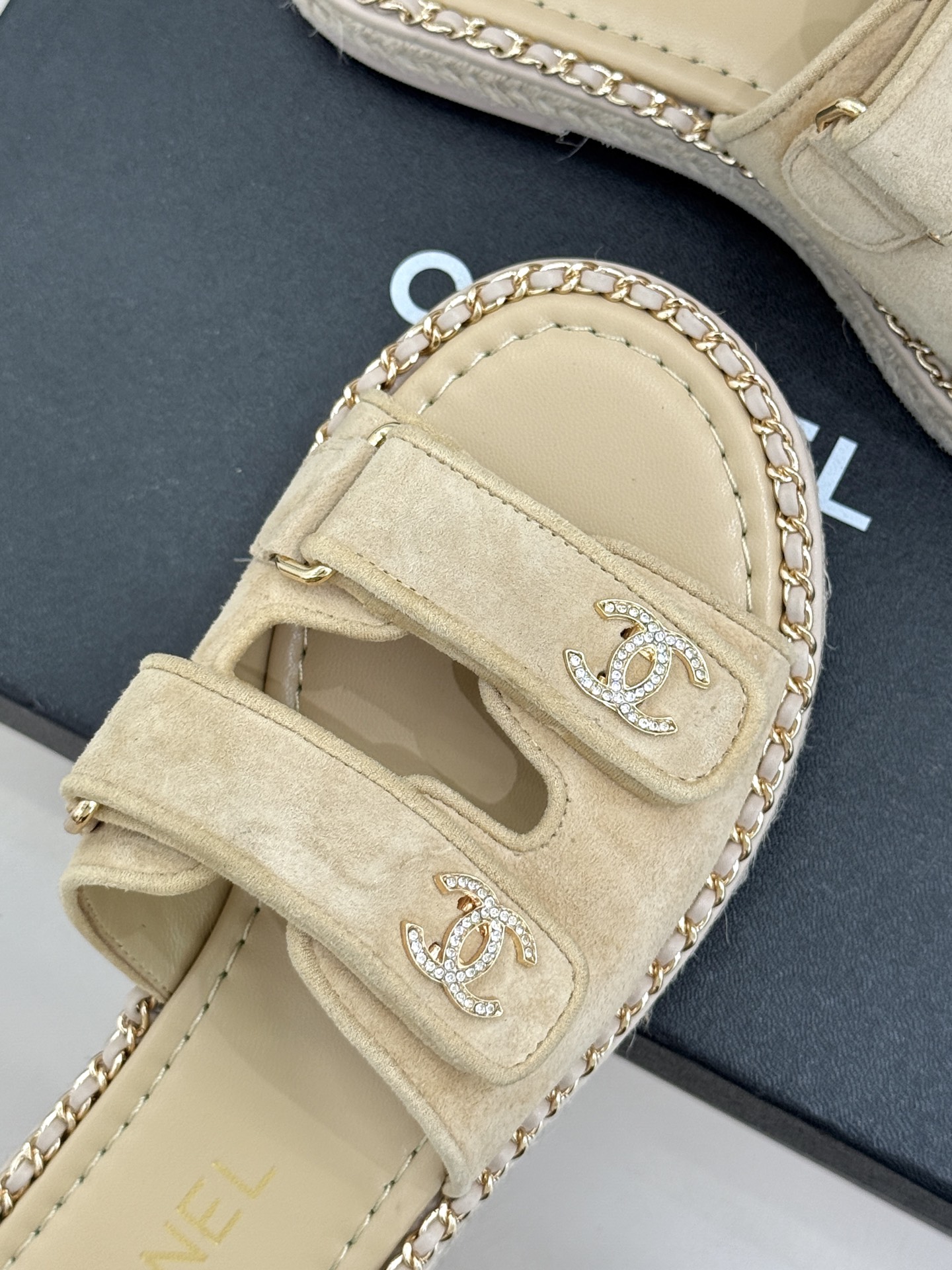 CHANE*｜小香26C双C书包扣魔术贴拖鞋当26C系列将经典基因揉进日常松弛感这双拖鞋便成了法式优雅的