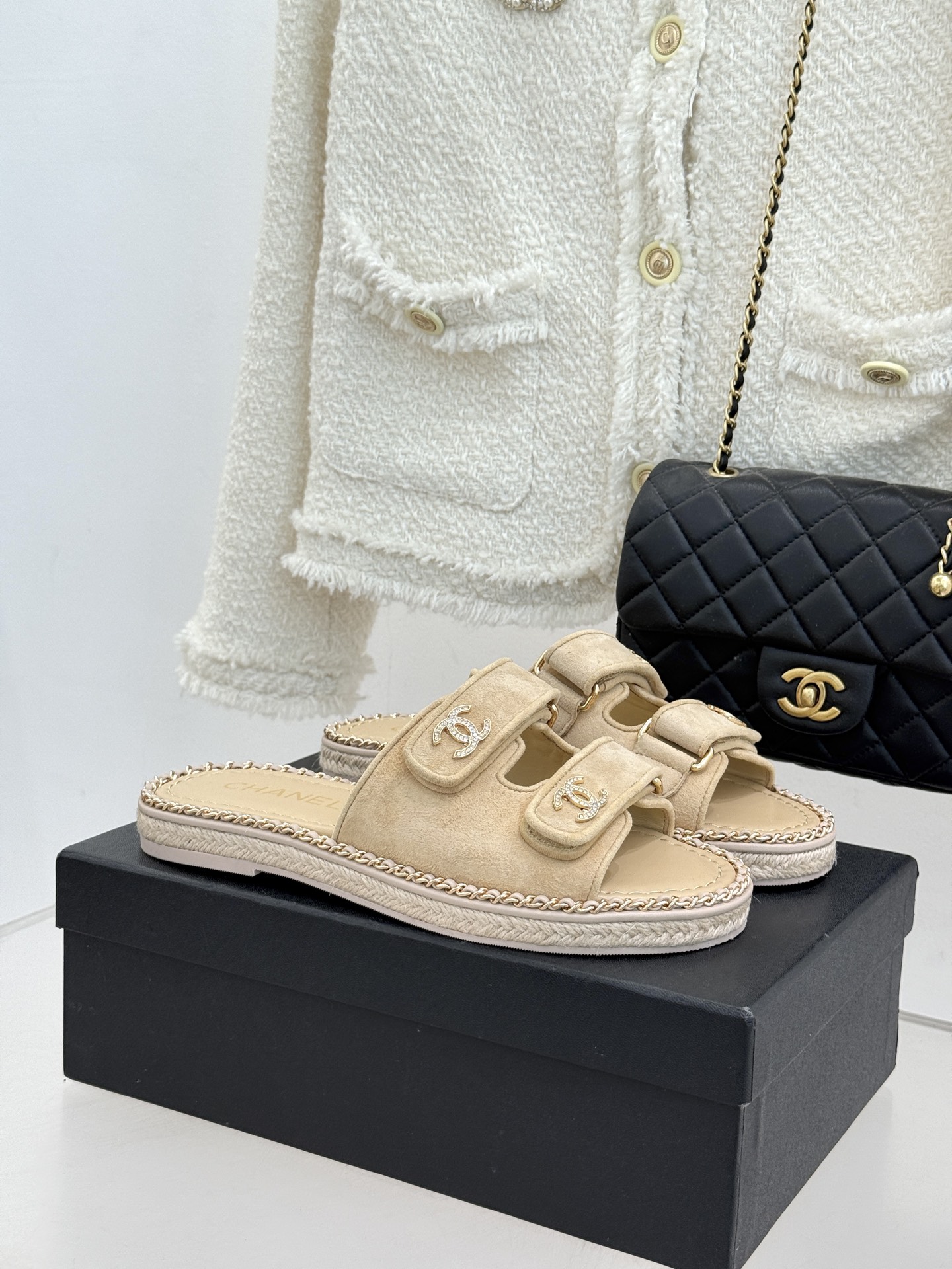 CHANE*｜小香26C双C书包扣魔术贴拖鞋当26C系列将经典基因揉进日常松弛感这双拖鞋便成了法式优雅的