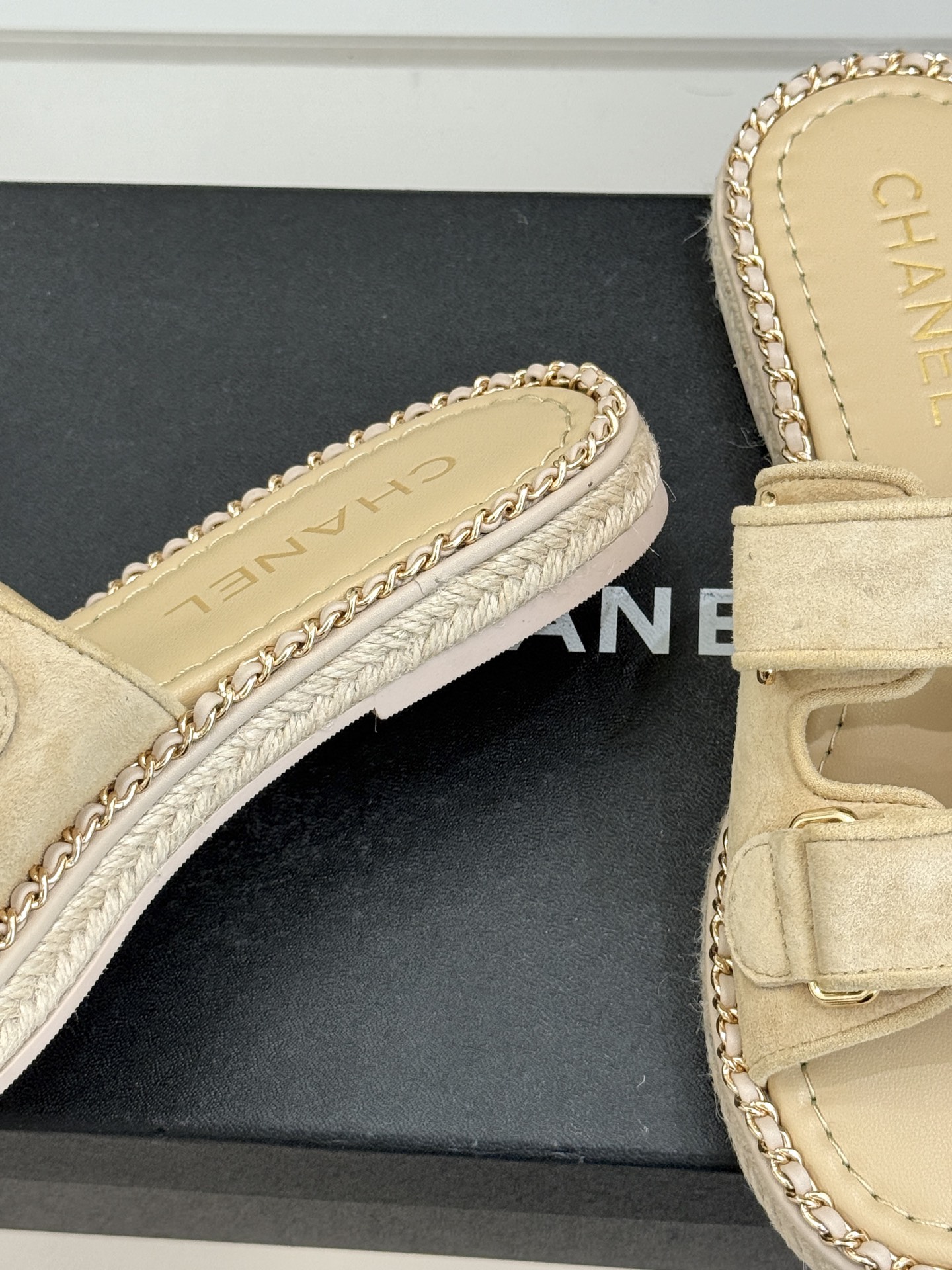 CHANE*｜小香26C双C书包扣魔术贴拖鞋当26C系列将经典基因揉进日常松弛感这双拖鞋便成了法式优雅的