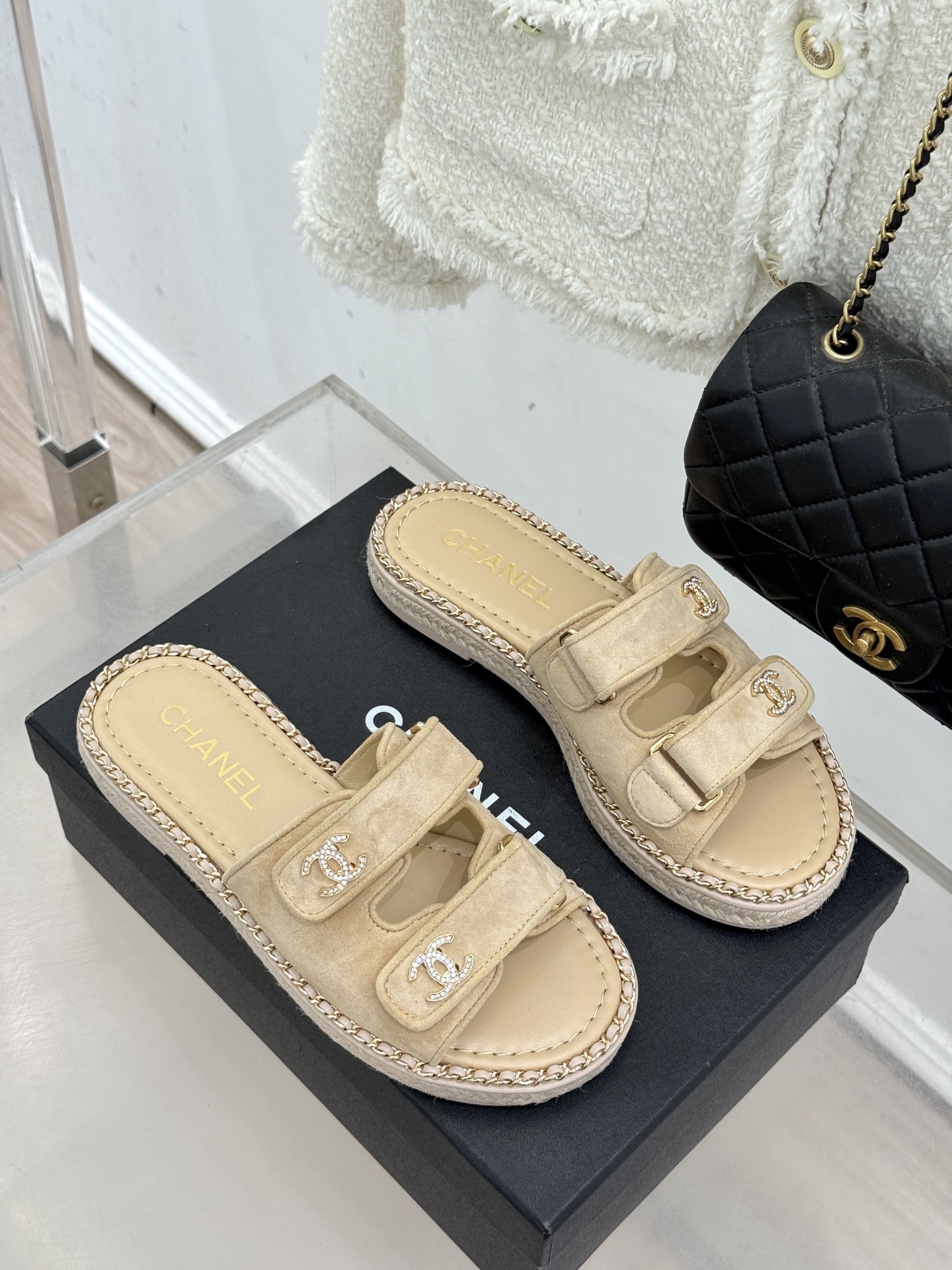 CHANE*｜小香26C双C书包扣魔术贴拖鞋当26C系列将经典基因揉进日常松弛感这双拖鞋便成了法式优雅的