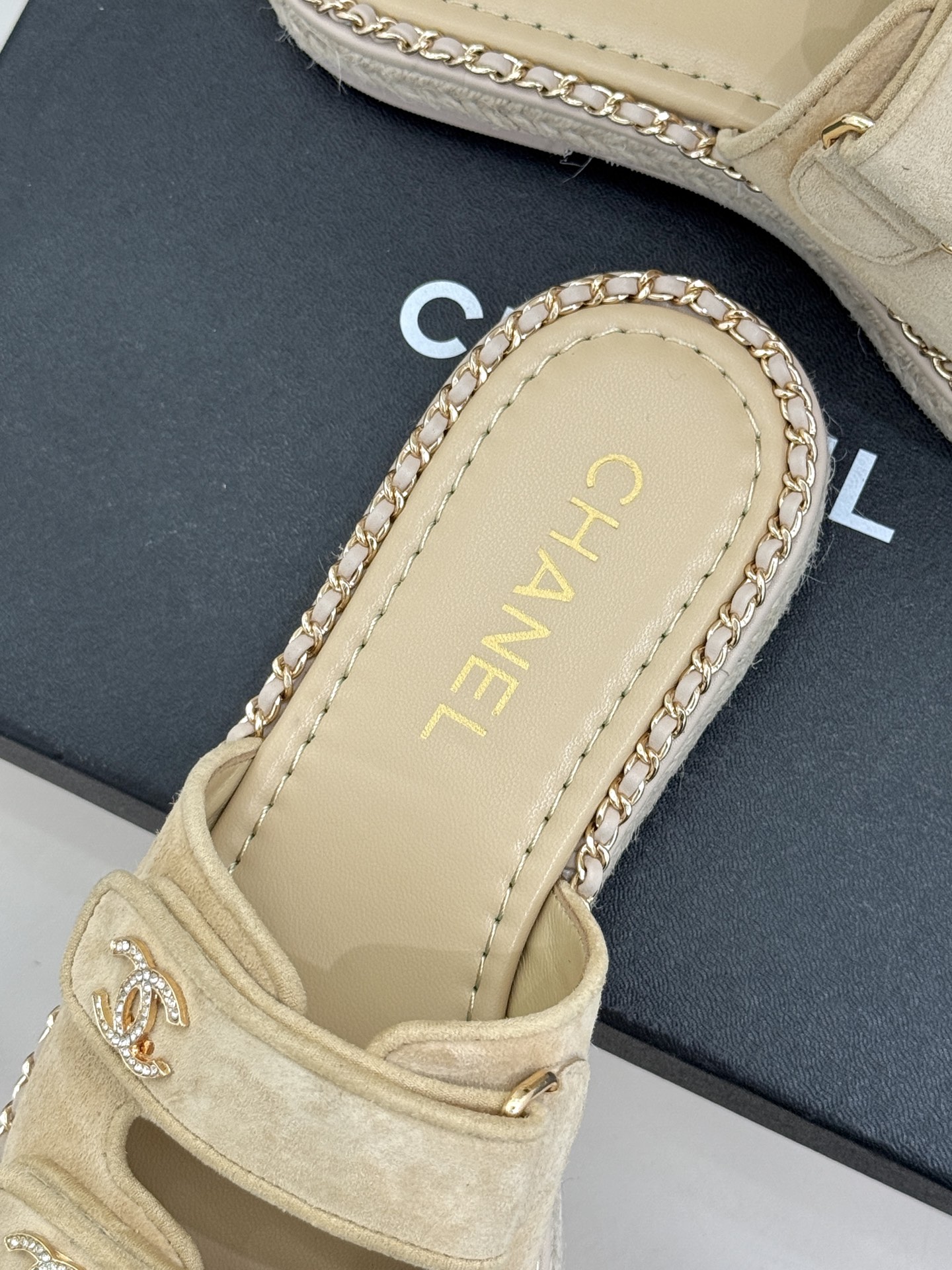 CHANE*｜小香26C双C书包扣魔术贴拖鞋当26C系列将经典基因揉进日常松弛感这双拖鞋便成了法式优雅的