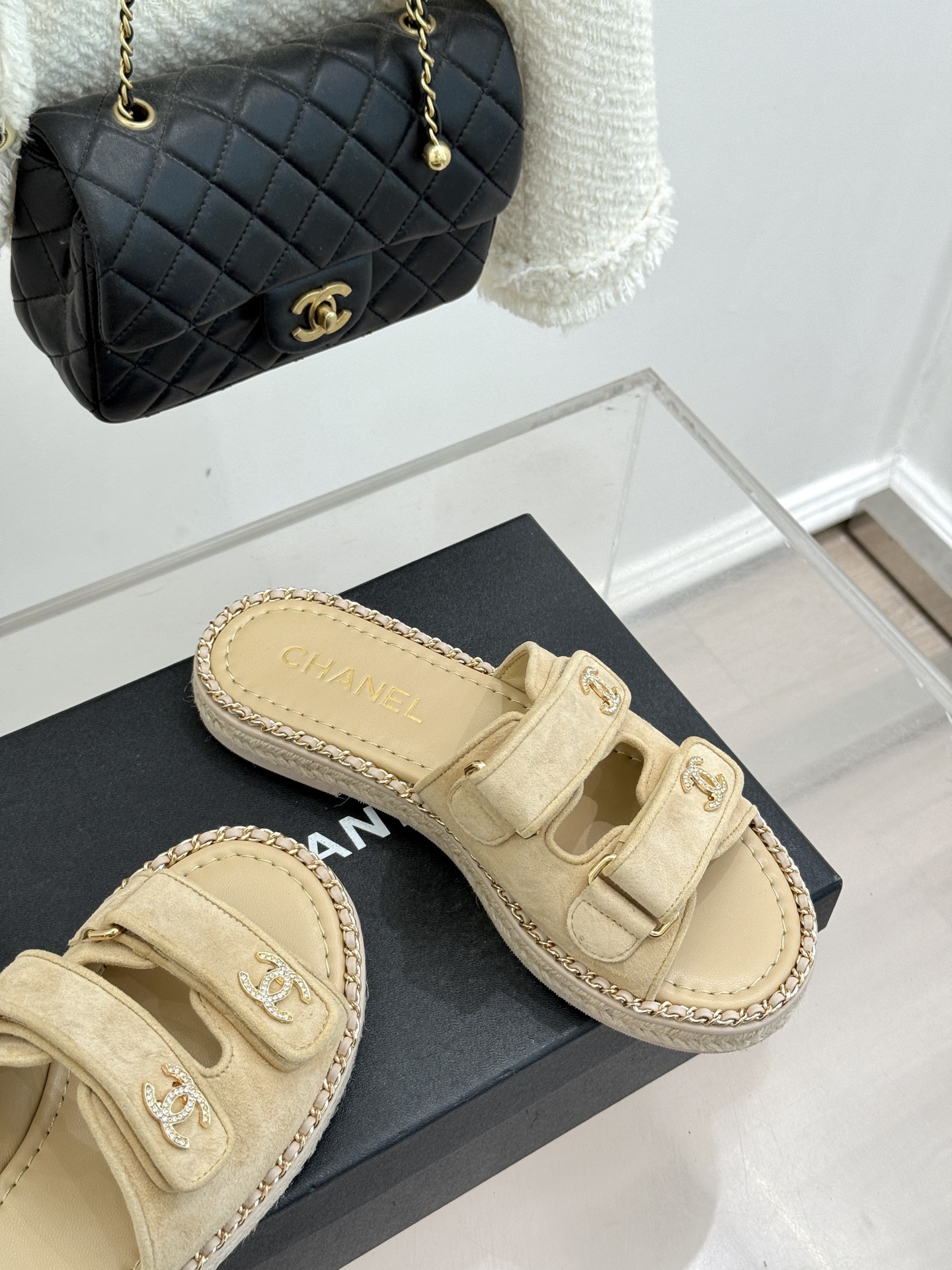 CHANE*｜小香26C双C书包扣魔术贴拖鞋当26C系列将经典基因揉进日常松弛感这双拖鞋便成了法式优雅的