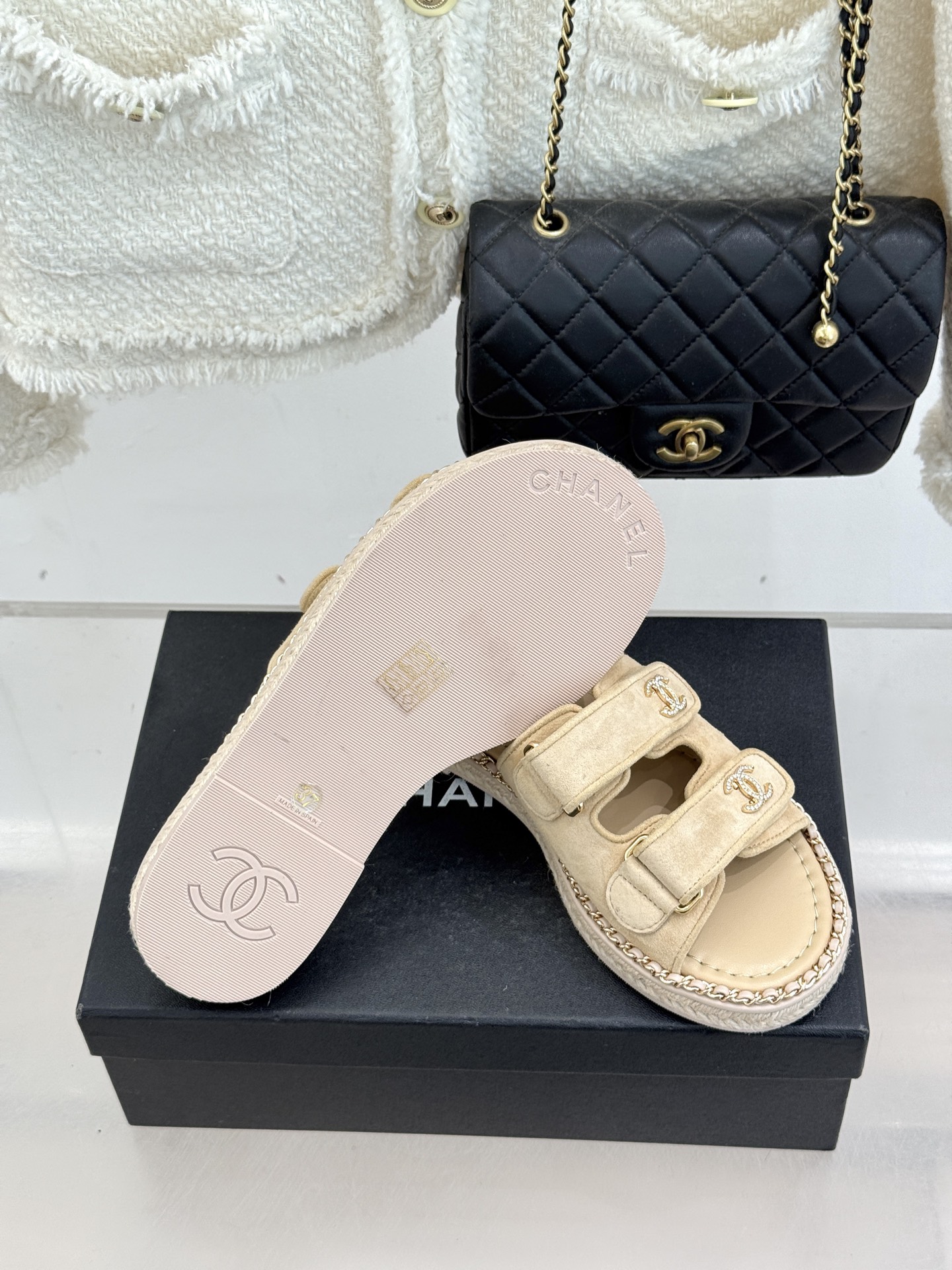 CHANE*｜小香26C双C书包扣魔术贴拖鞋当26C系列将经典基因揉进日常松弛感这双拖鞋便成了法式优雅的