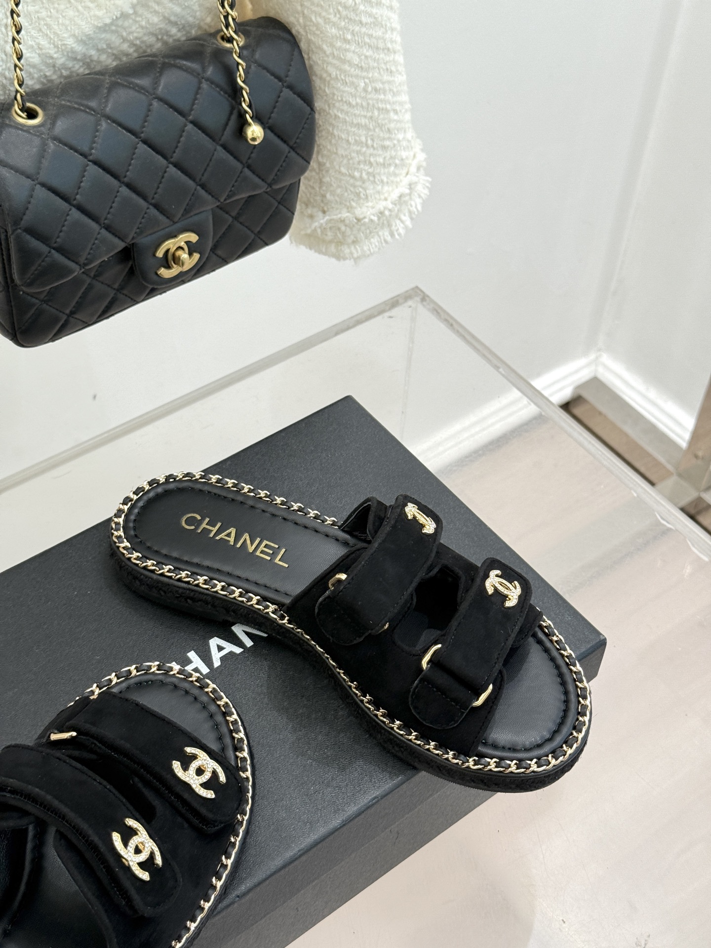 CHANE*｜小香26C双C书包扣魔术贴拖鞋当26C系列将经典基因揉进日常松弛感这双拖鞋便成了法式优雅的