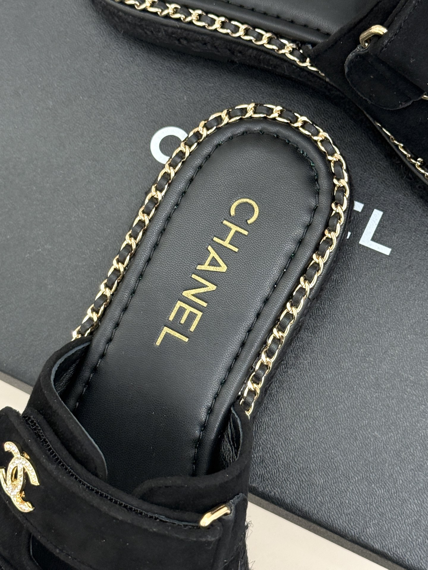 CHANE*｜小香26C双C书包扣魔术贴拖鞋当26C系列将经典基因揉进日常松弛感这双拖鞋便成了法式优雅的