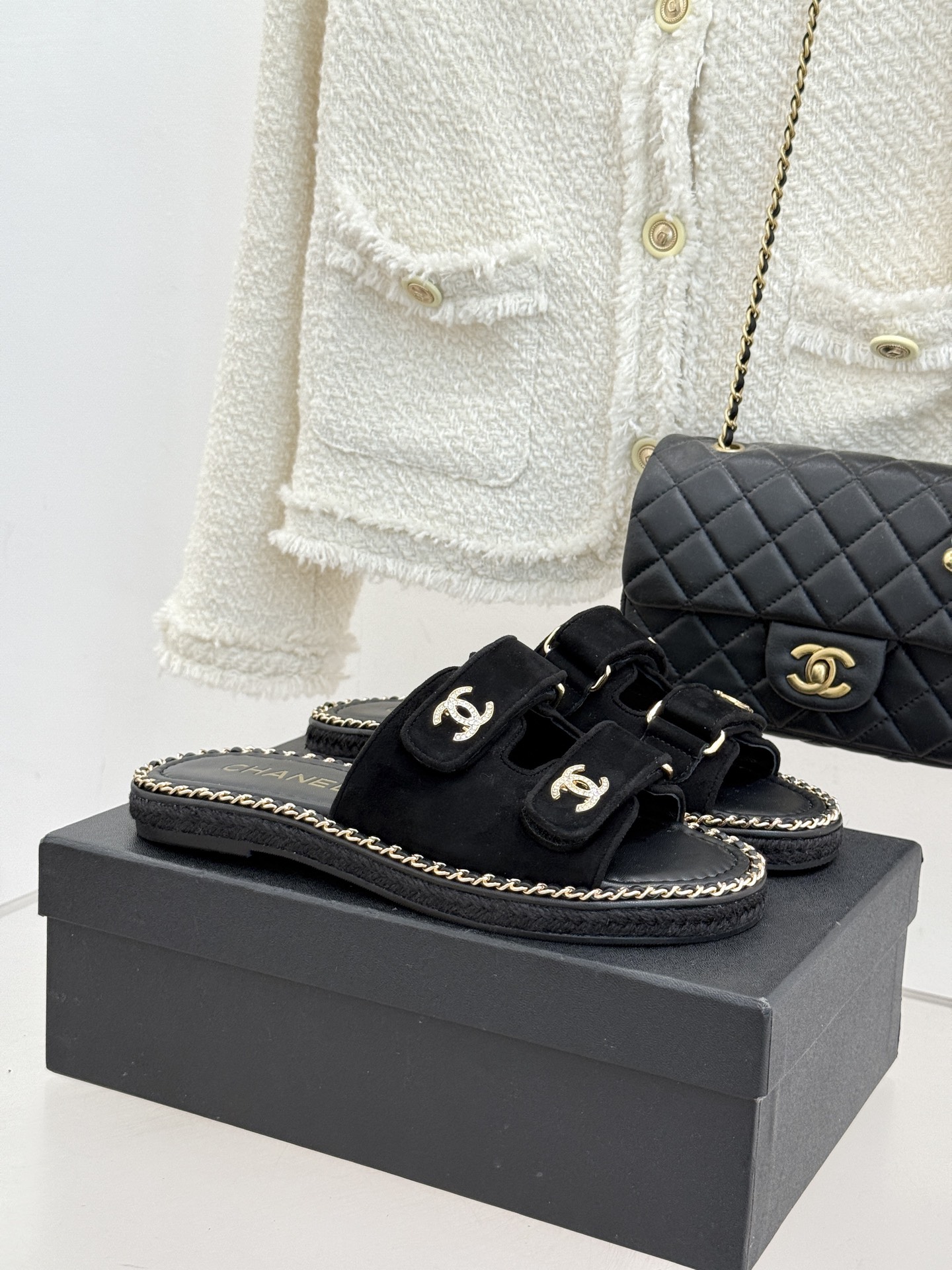 CHANE*｜小香26C双C书包扣魔术贴拖鞋当26C系列将经典基因揉进日常松弛感这双拖鞋便成了法式优雅的