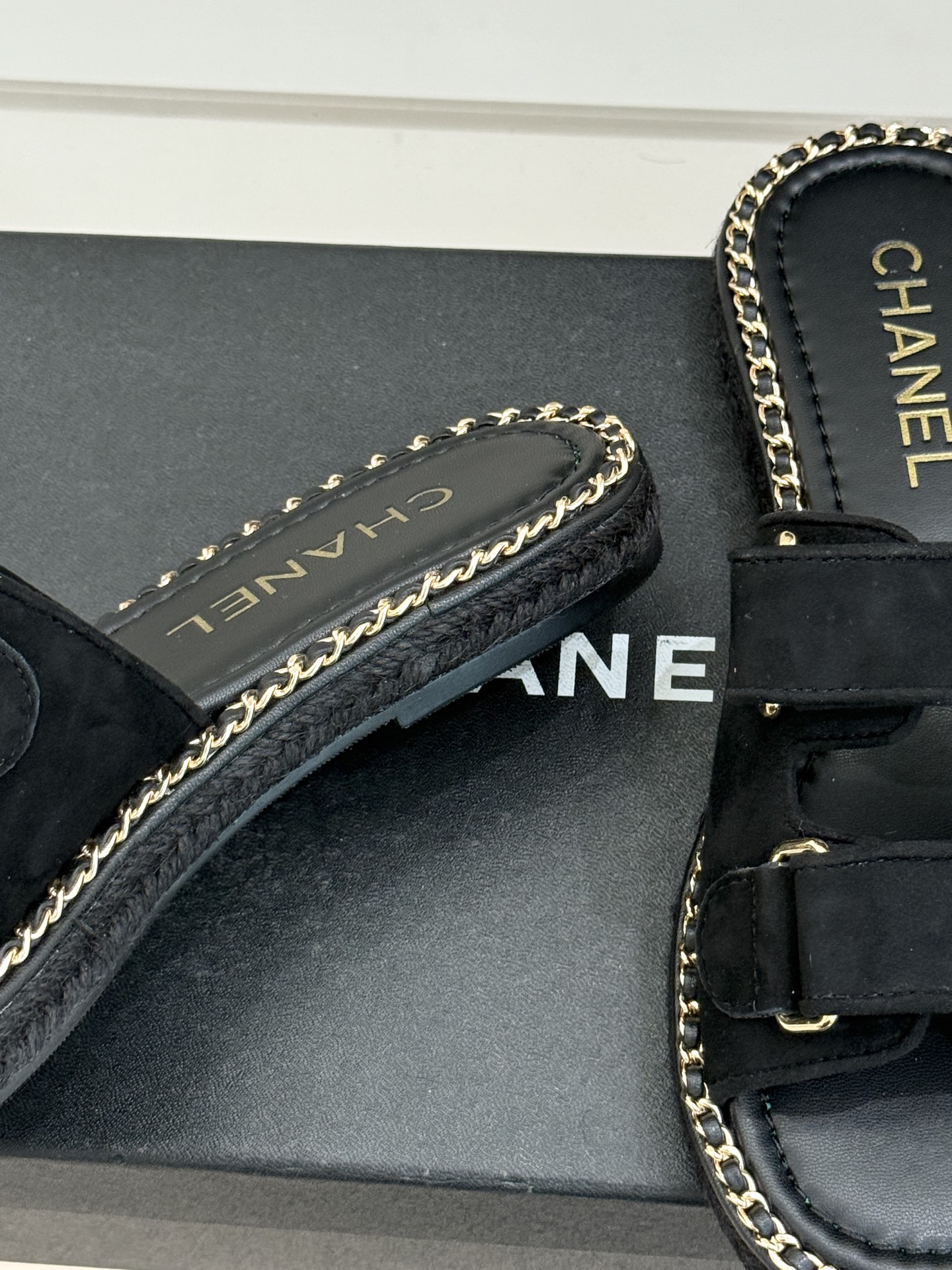 CHANE*｜小香26C双C书包扣魔术贴拖鞋当26C系列将经典基因揉进日常松弛感这双拖鞋便成了法式优雅的