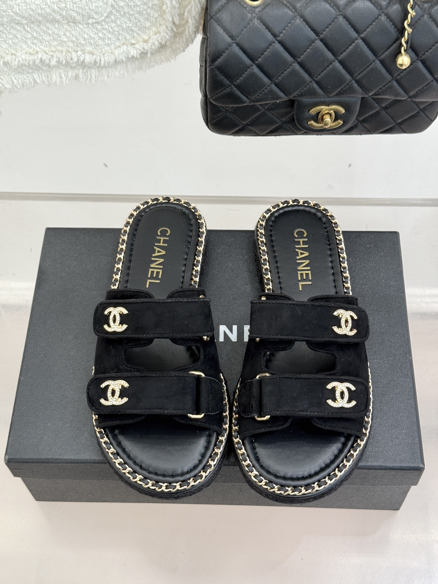 CHANE*｜小香26C双C书包扣魔术贴拖鞋当26C系列将经典基因揉进日常松弛感这双拖鞋便成了法式优雅的