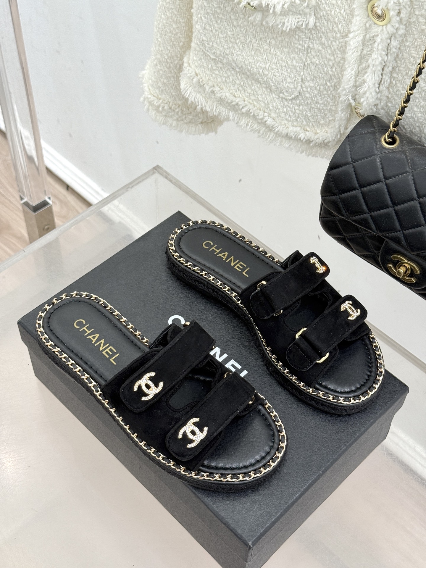 CHANE*｜小香26C双C书包扣魔术贴拖鞋当26C系列将经典基因揉进日常松弛感这双拖鞋便成了法式优雅的