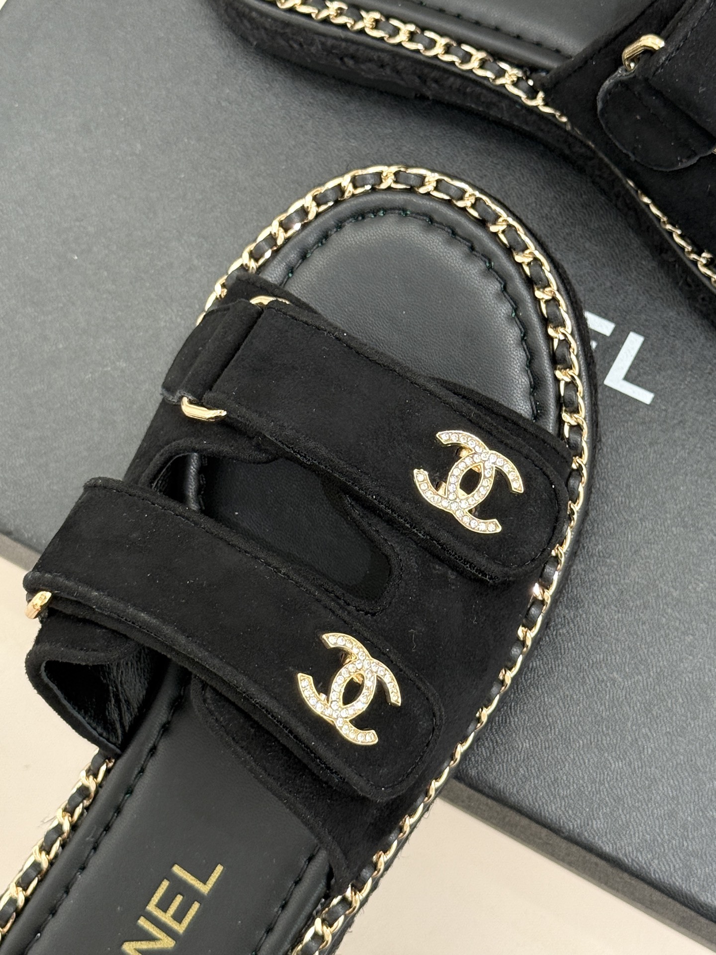 CHANE*｜小香26C双C书包扣魔术贴拖鞋当26C系列将经典基因揉进日常松弛感这双拖鞋便成了法式优雅的