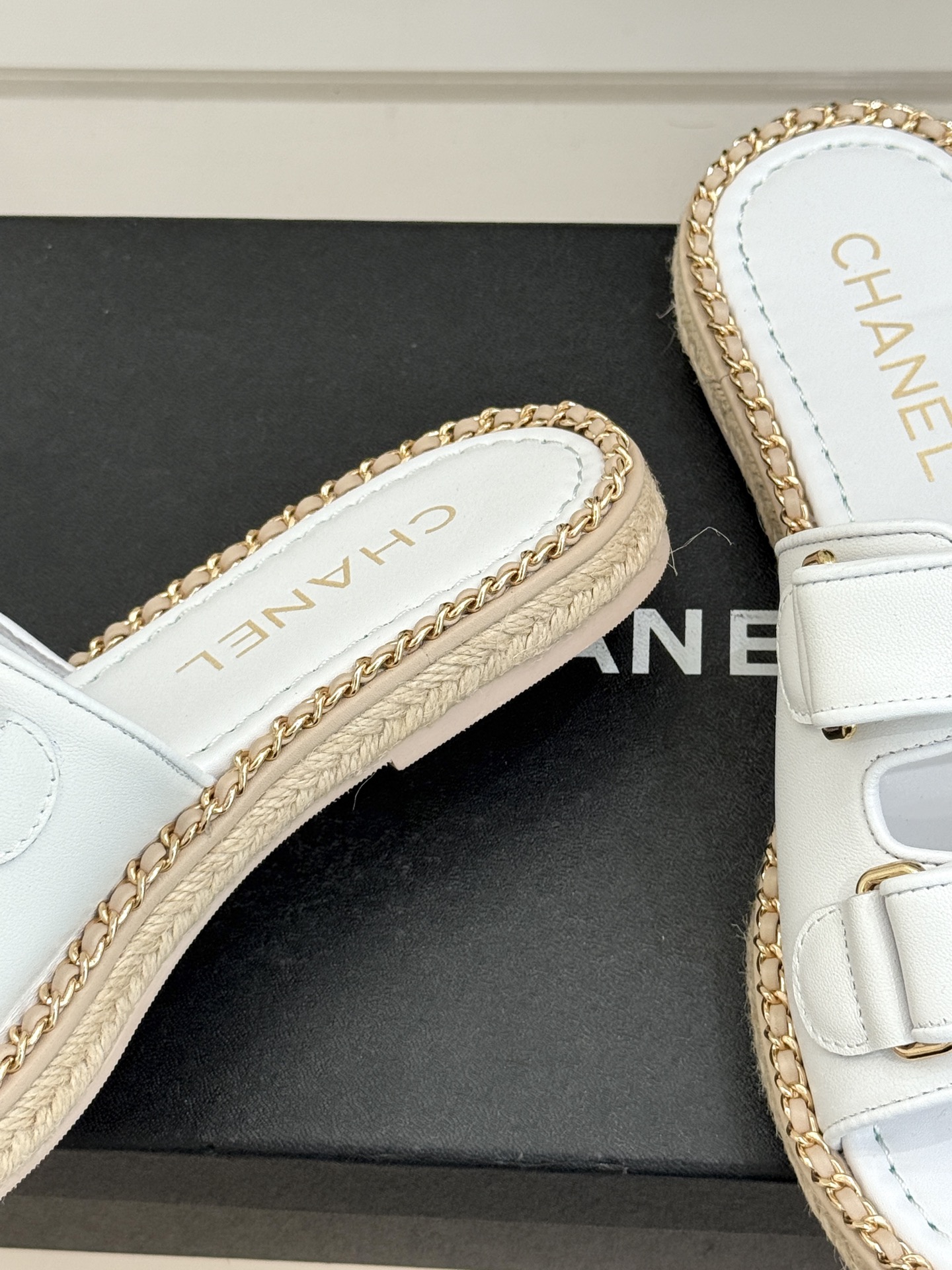 CHANE*｜小香26C双C书包扣魔术贴拖鞋当26C系列将经典基因揉进日常松弛感这双拖鞋便成了法式优雅的