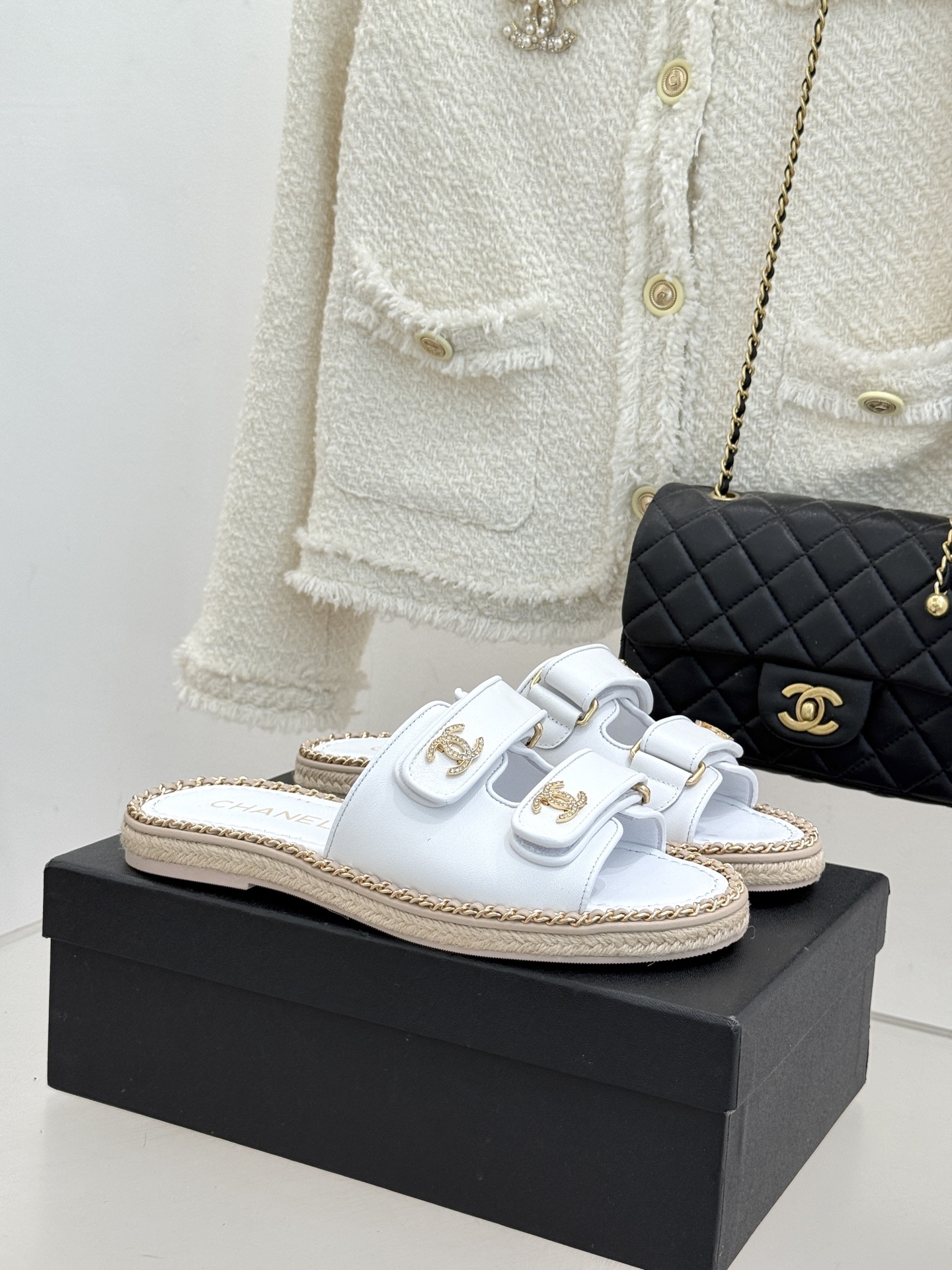 CHANE*｜小香26C双C书包扣魔术贴拖鞋当26C系列将经典基因揉进日常松弛感这双拖鞋便成了法式优雅的