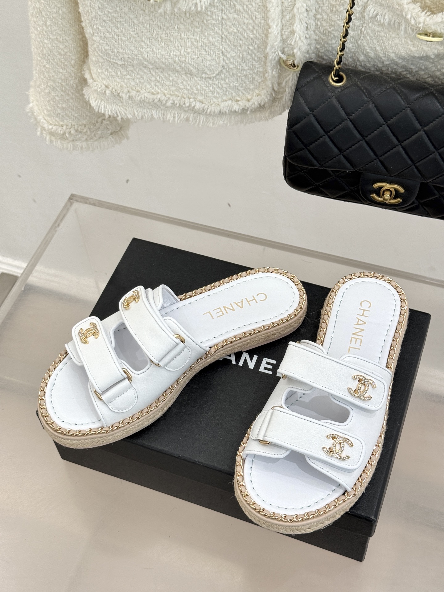 CHANE*｜小香26C双C书包扣魔术贴拖鞋当26C系列将经典基因揉进日常松弛感这双拖鞋便成了法式优雅的