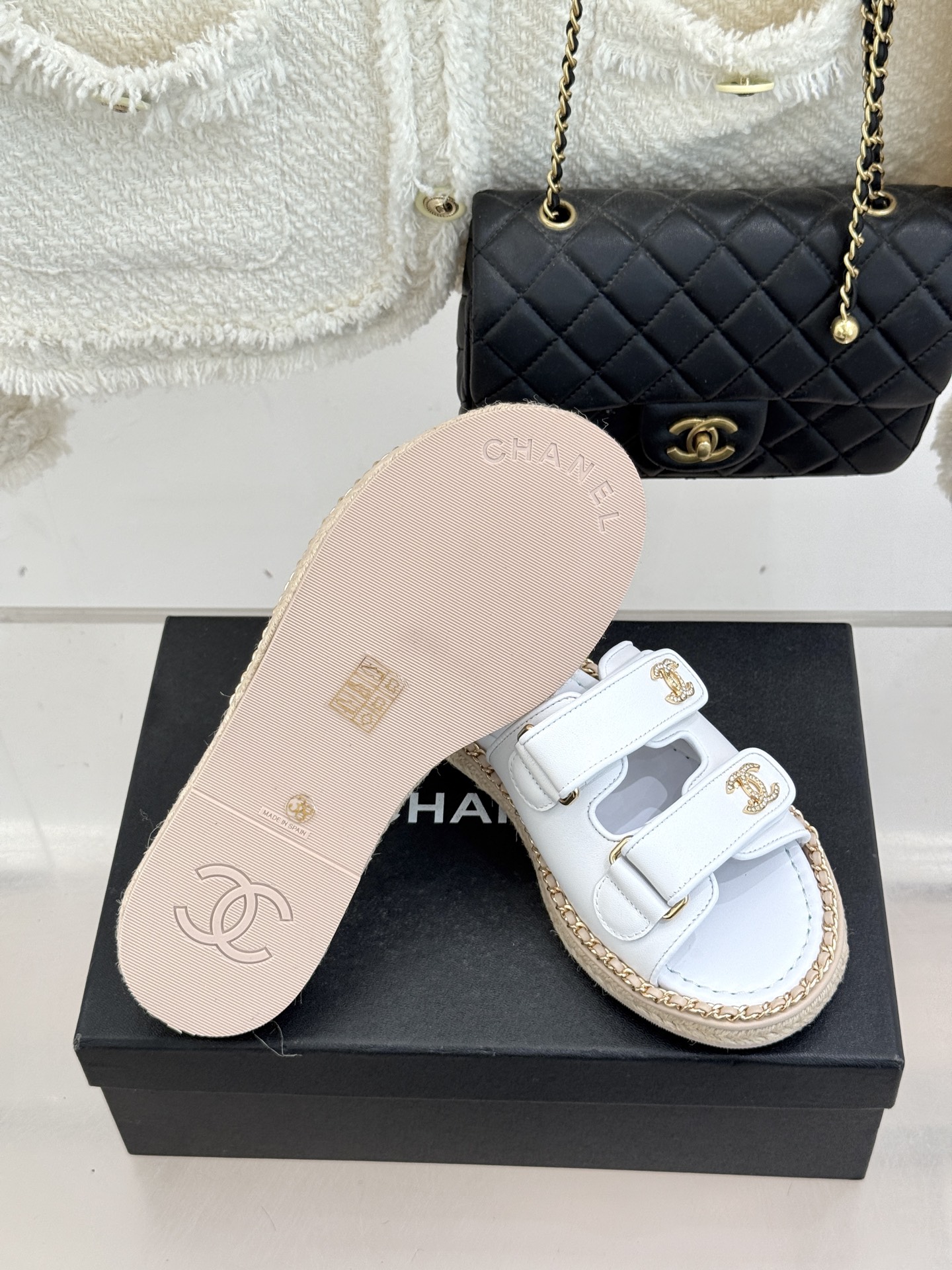 CHANE*｜小香26C双C书包扣魔术贴拖鞋当26C系列将经典基因揉进日常松弛感这双拖鞋便成了法式优雅的