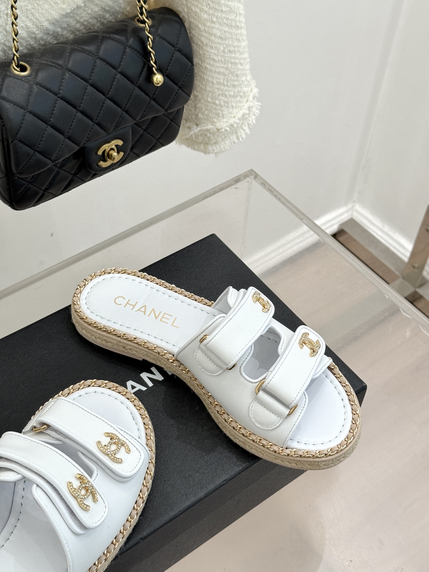 CHANE*｜小香26C双C书包扣魔术贴拖鞋当26C系列将经典基因揉进日常松弛感这双拖鞋便成了法式优雅的