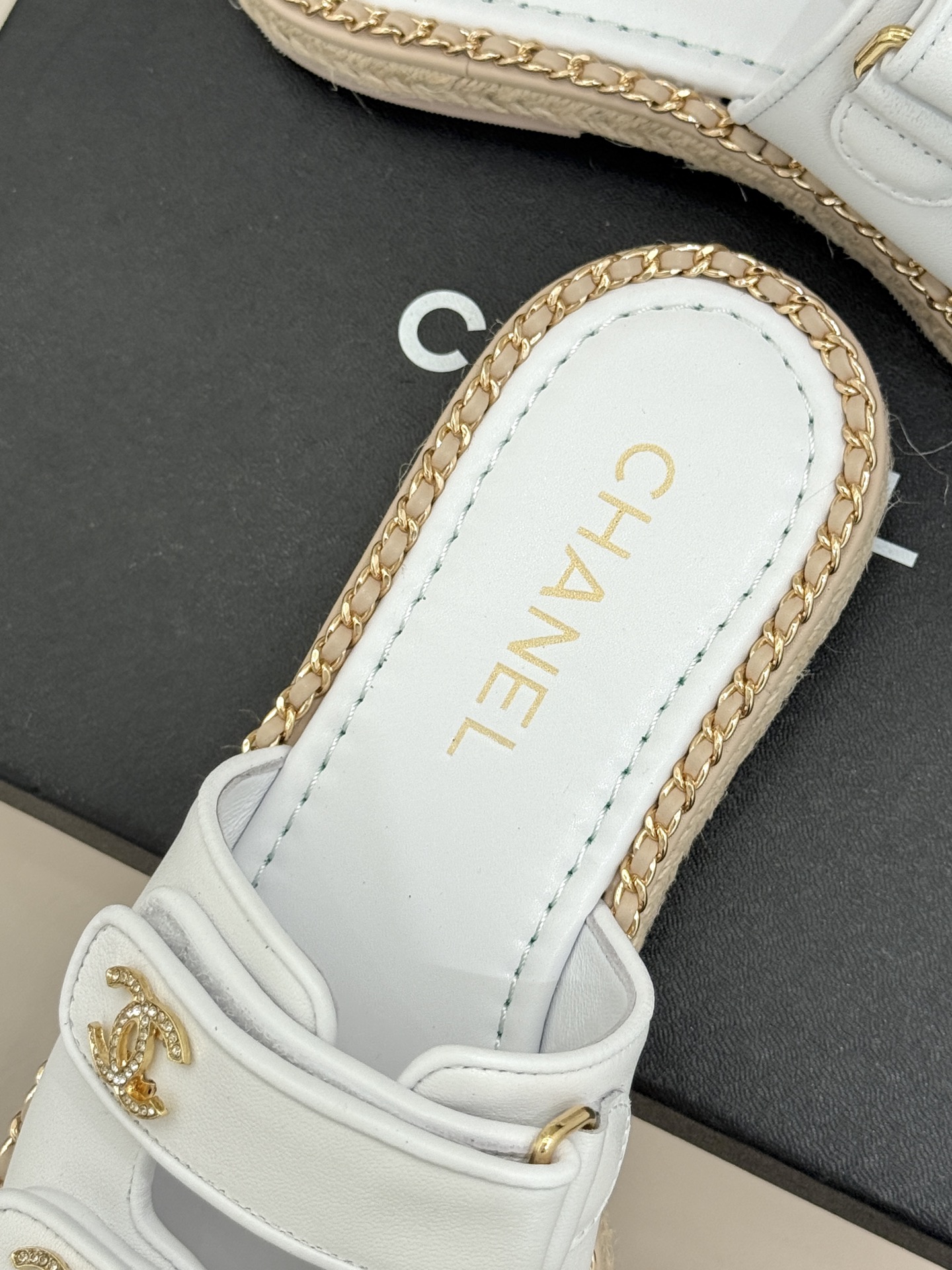 CHANE*｜小香26C双C书包扣魔术贴拖鞋当26C系列将经典基因揉进日常松弛感这双拖鞋便成了法式优雅的