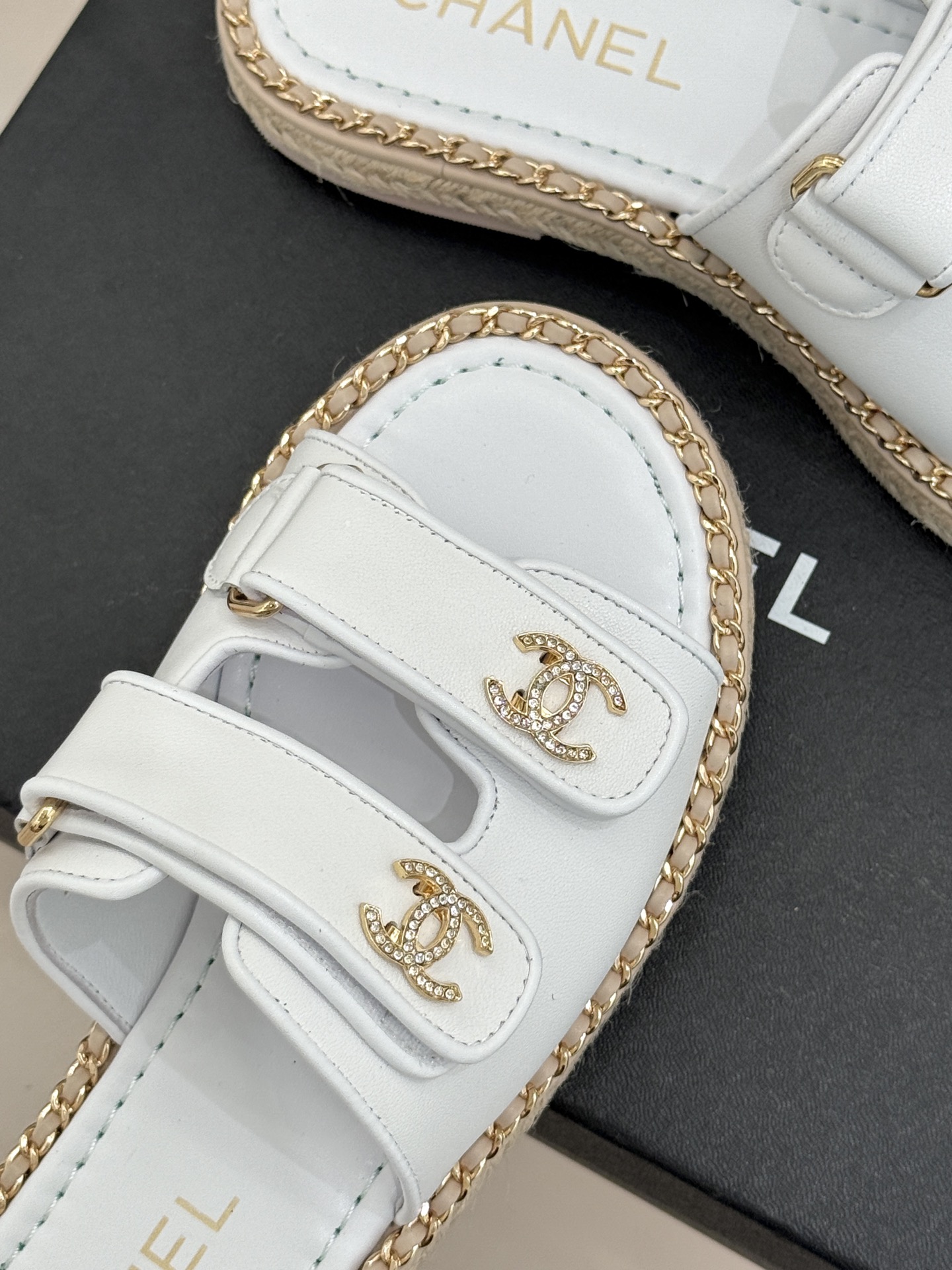 CHANE*｜小香26C双C书包扣魔术贴拖鞋当26C系列将经典基因揉进日常松弛感这双拖鞋便成了法式优雅的