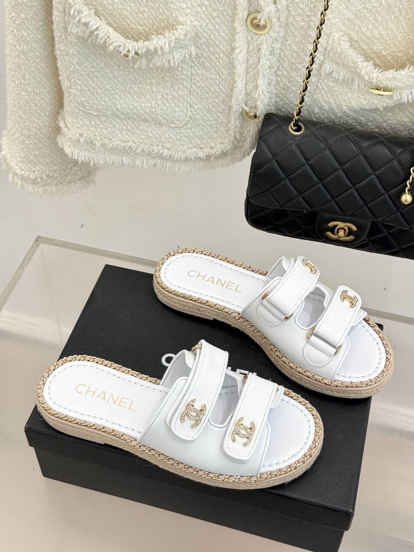 CHANE*｜小香26C双C书包扣魔术贴拖鞋当26C系列将经典基因揉进日常松弛感这双拖鞋便成了法式优雅的