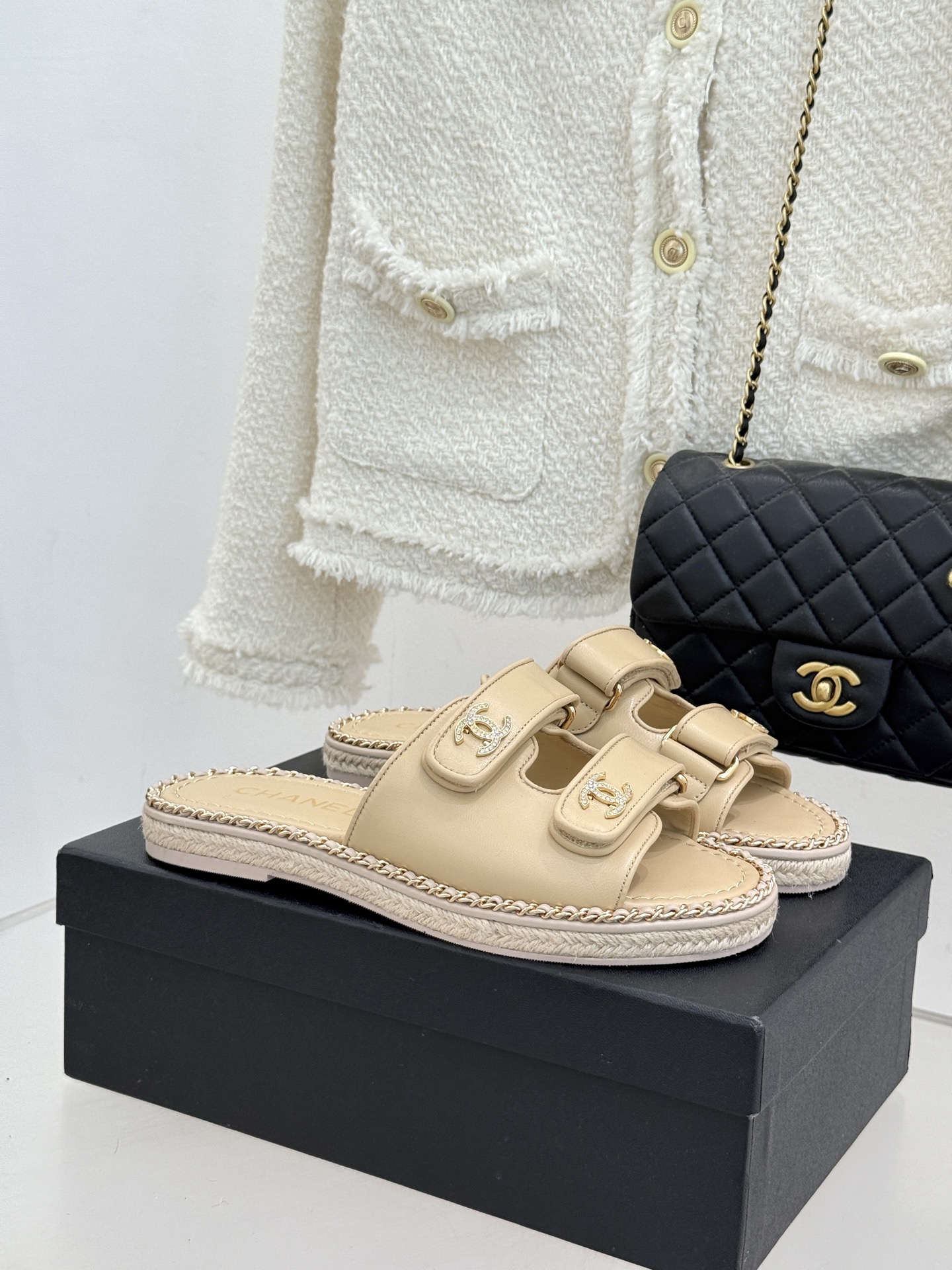 CHANE*｜小香26C双C书包扣魔术贴拖鞋当26C系列将经典基因揉进日常松弛感这双拖鞋便成了法式优雅的